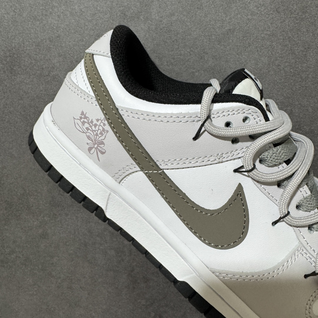 图片[8]-【YC版本】NIKE DUNK SB LOW 全新配色 SB顾名思义，具有经典的Dunk血缘，又注入了更多的时尚元素。相较于普通的Dunk滑板鞋，改良版的Dunk SB加厚了鞋舌的填充，使舒适性大大提升，同时也更方便穿脱；中底部分则加入了脚感柔软舒适Zoom Air气垫，有效吸收滑板等极限运动在落地时带来的冲击力，为街头运动者们提供更好的保护 货号：CW1590-100 尺码：35.5 36 36.5 37.5 38 38.5 39 40-选品中心