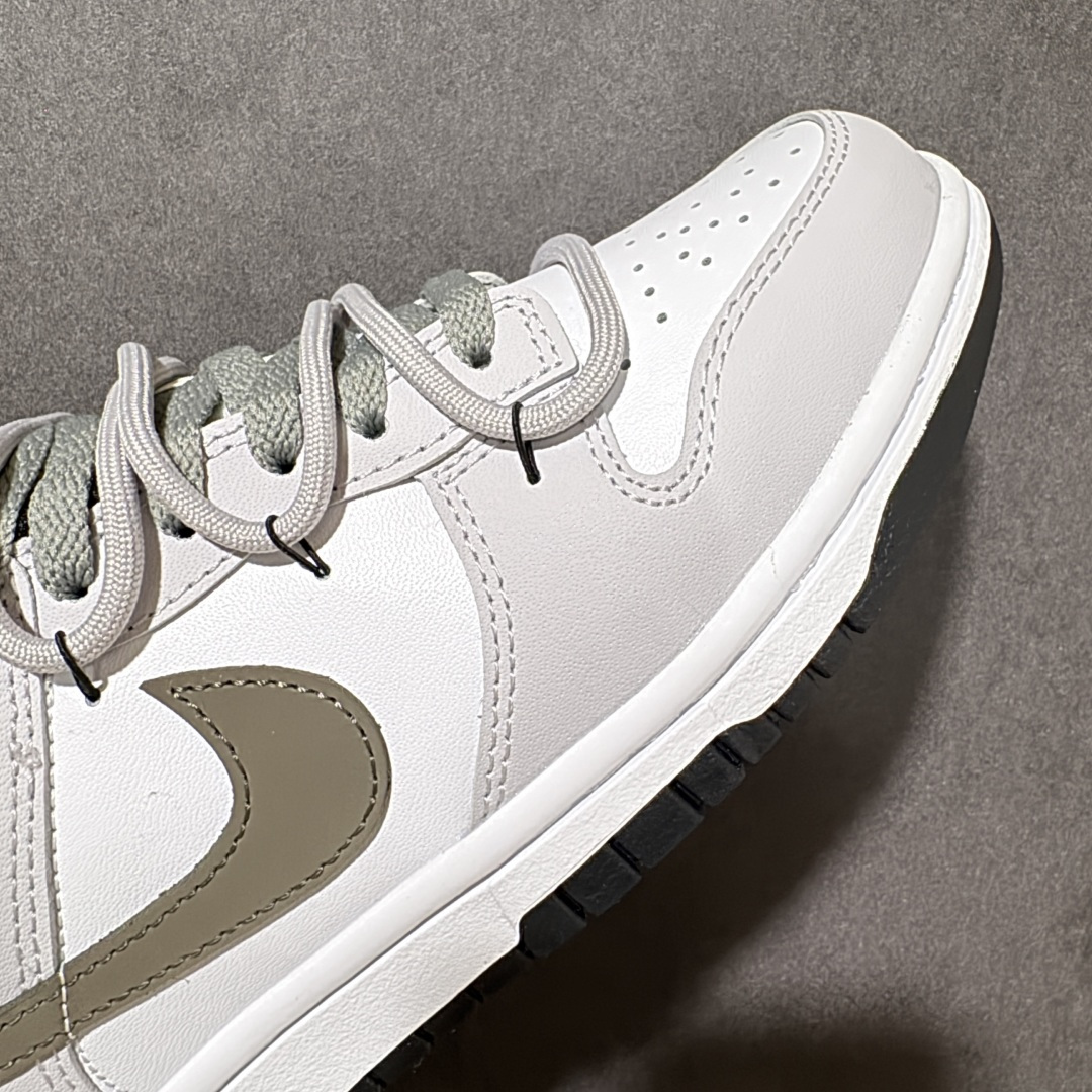 图片[7]-【YC版本】NIKE DUNK SB LOW 全新配色 SB顾名思义，具有经典的Dunk血缘，又注入了更多的时尚元素。相较于普通的Dunk滑板鞋，改良版的Dunk SB加厚了鞋舌的填充，使舒适性大大提升，同时也更方便穿脱；中底部分则加入了脚感柔软舒适Zoom Air气垫，有效吸收滑板等极限运动在落地时带来的冲击力，为街头运动者们提供更好的保护 货号：CW1590-100 尺码：35.5 36 36.5 37.5 38 38.5 39 40-选品中心