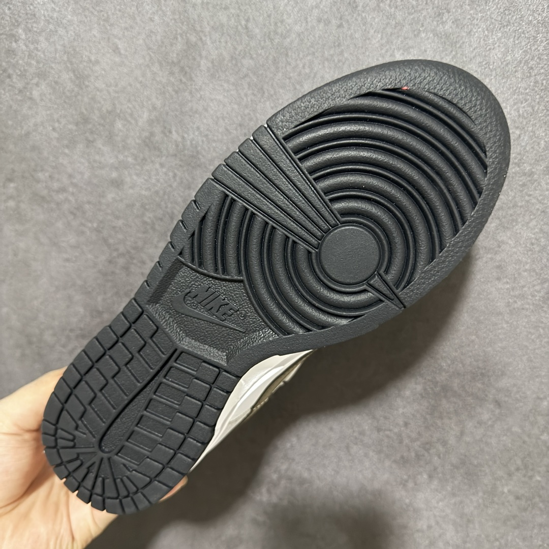 图片[9]-【YC版本】NIKE DUNK SB LOW 全新配色 SB顾名思义，具有经典的Dunk血缘，又注入了更多的时尚元素。相较于普通的Dunk滑板鞋，改良版的Dunk SB加厚了鞋舌的填充，使舒适性大大提升，同时也更方便穿脱；中底部分则加入了脚感柔软舒适Zoom Air气垫，有效吸收滑板等极限运动在落地时带来的冲击力，为街头运动者们提供更好的保护 货号：CW1590-100 尺码：35.5 36 36.5 37.5 38 38.5 39 40-选品中心