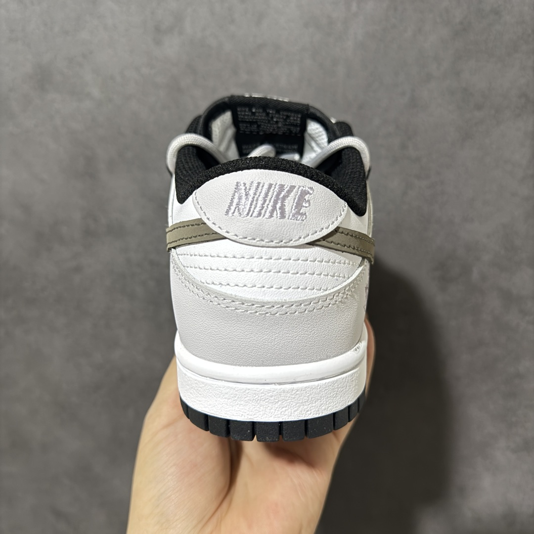 图片[4]-【YC版本】NIKE DUNK SB LOW 全新配色 SB顾名思义，具有经典的Dunk血缘，又注入了更多的时尚元素。相较于普通的Dunk滑板鞋，改良版的Dunk SB加厚了鞋舌的填充，使舒适性大大提升，同时也更方便穿脱；中底部分则加入了脚感柔软舒适Zoom Air气垫，有效吸收滑板等极限运动在落地时带来的冲击力，为街头运动者们提供更好的保护 货号：CW1590-100 尺码：35.5 36 36.5 37.5 38 38.5 39 40-选品中心