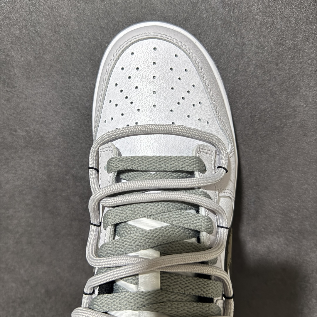 图片[5]-【YC版本】NIKE DUNK SB LOW 全新配色 SB顾名思义，具有经典的Dunk血缘，又注入了更多的时尚元素。相较于普通的Dunk滑板鞋，改良版的Dunk SB加厚了鞋舌的填充，使舒适性大大提升，同时也更方便穿脱；中底部分则加入了脚感柔软舒适Zoom Air气垫，有效吸收滑板等极限运动在落地时带来的冲击力，为街头运动者们提供更好的保护 货号：CW1590-100 尺码：35.5 36 36.5 37.5 38 38.5 39 40-选品中心