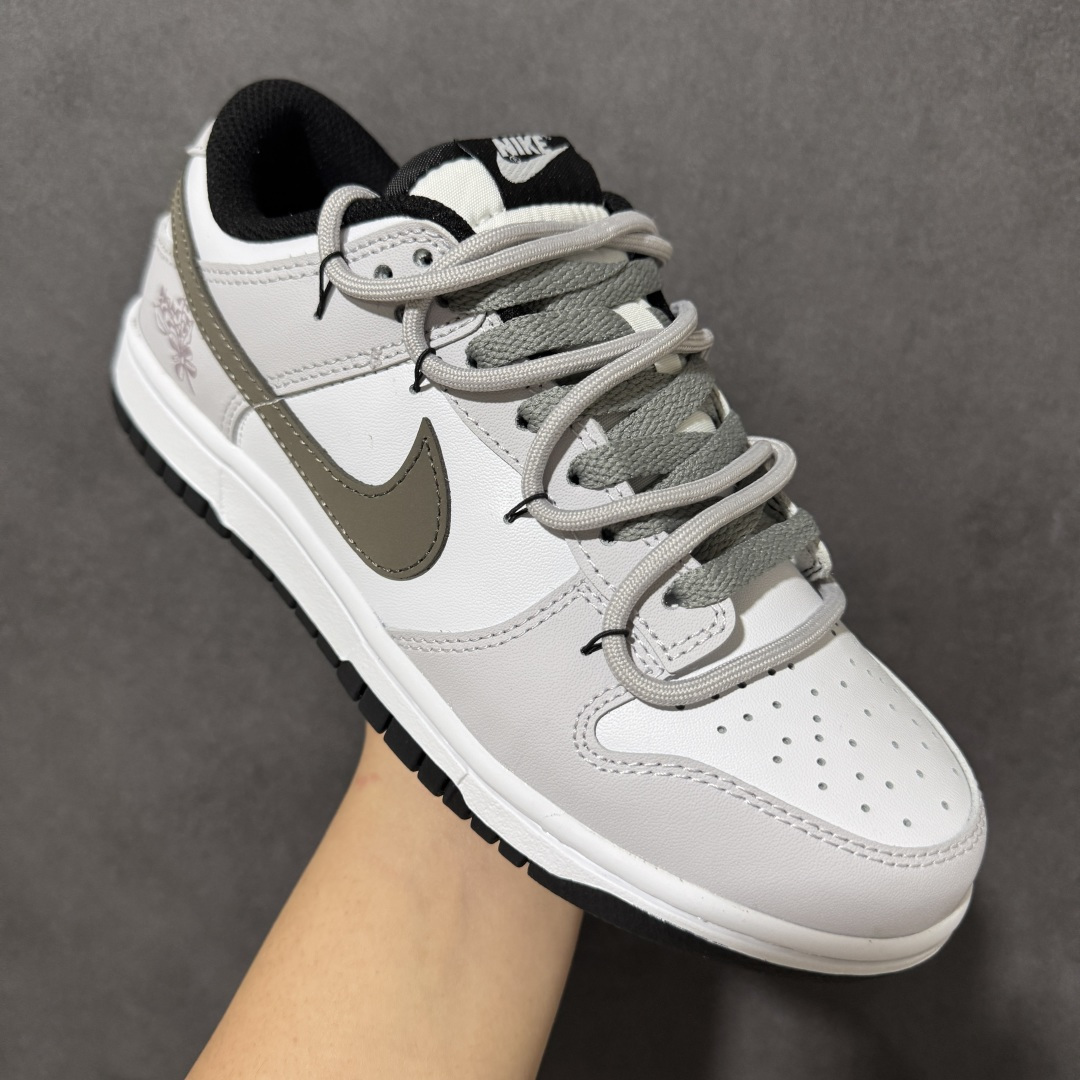 图片[3]-【YC版本】NIKE DUNK SB LOW 全新配色 SB顾名思义，具有经典的Dunk血缘，又注入了更多的时尚元素。相较于普通的Dunk滑板鞋，改良版的Dunk SB加厚了鞋舌的填充，使舒适性大大提升，同时也更方便穿脱；中底部分则加入了脚感柔软舒适Zoom Air气垫，有效吸收滑板等极限运动在落地时带来的冲击力，为街头运动者们提供更好的保护 货号：CW1590-100 尺码：35.5 36 36.5 37.5 38 38.5 39 40-选品中心