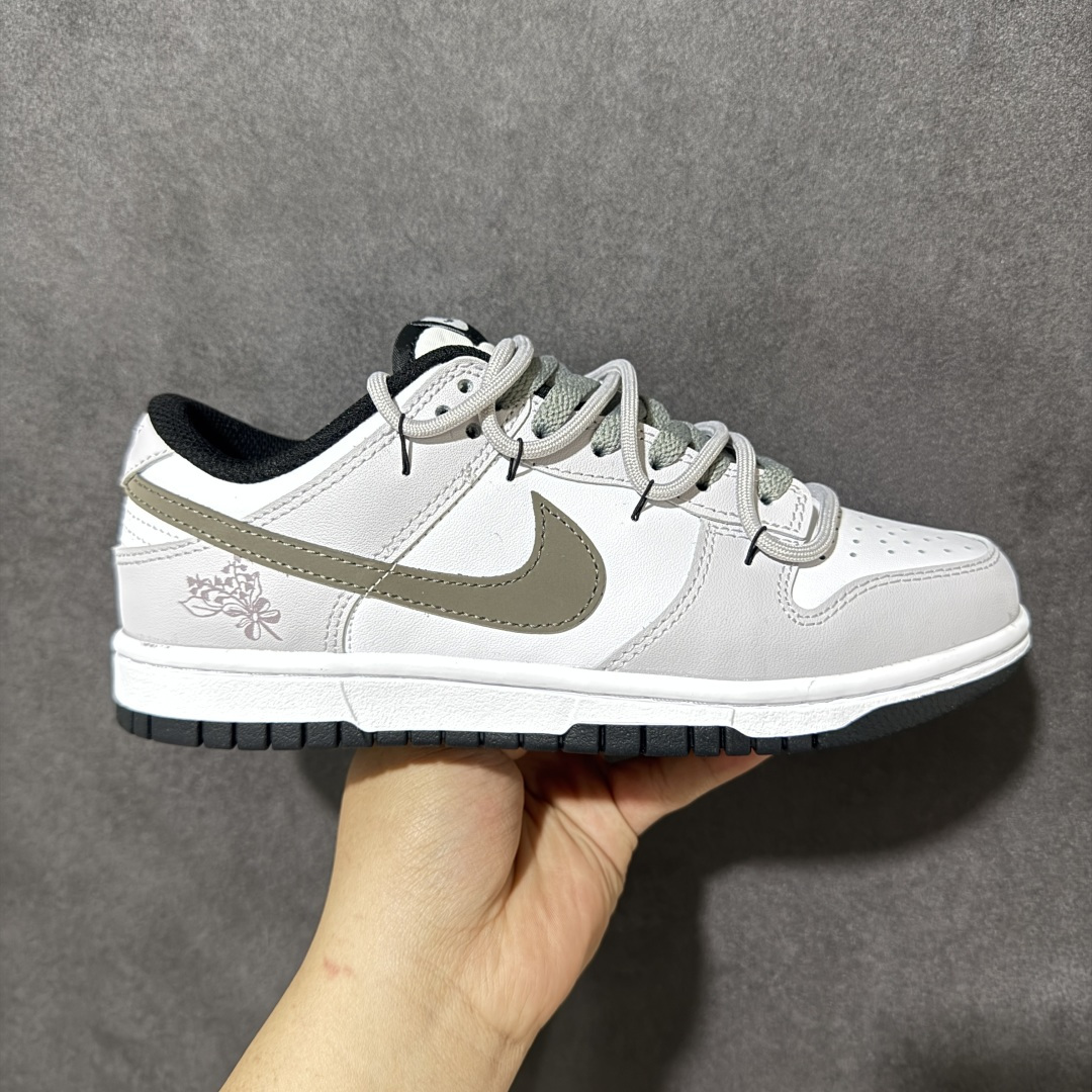 【YC版本】NIKE DUNK SB LOW 全新配色 SB顾名思义，具有经典的Dunk血缘，又注入了更多的时尚元素。相较于普通的Dunk滑板鞋，改良版的Dunk SB加厚了鞋舌的填充，使舒适性大大提升，同时也更方便穿脱；中底部分则加入了脚感柔软舒适Zoom Air气垫，有效吸收滑板等极限运动在落地时带来的冲击力，为街头运动者们提供更好的保护 货号：CW1590-100 尺码：35.5 36 36.5 37.5 38 38.5 39 40-选品中心