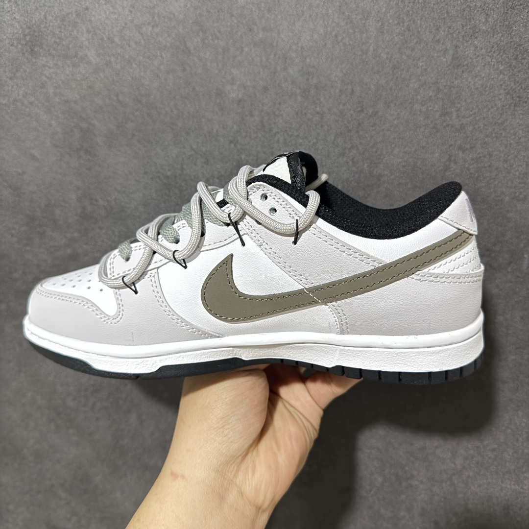 图片[2]-【YC版本】NIKE DUNK SB LOW 全新配色 SB顾名思义，具有经典的Dunk血缘，又注入了更多的时尚元素。相较于普通的Dunk滑板鞋，改良版的Dunk SB加厚了鞋舌的填充，使舒适性大大提升，同时也更方便穿脱；中底部分则加入了脚感柔软舒适Zoom Air气垫，有效吸收滑板等极限运动在落地时带来的冲击力，为街头运动者们提供更好的保护 货号：CW1590-100 尺码：35.5 36 36.5 37.5 38 38.5 39 40-选品中心