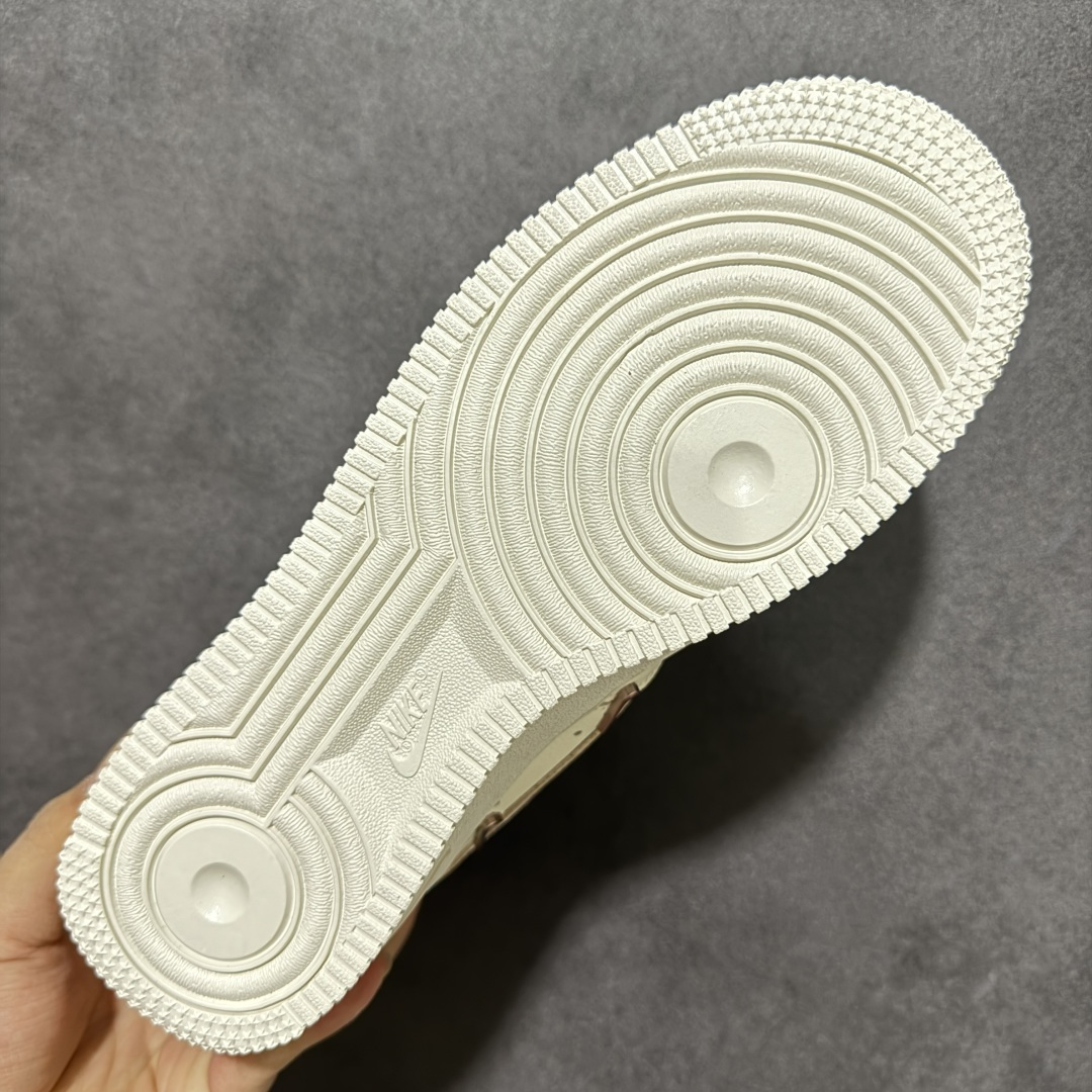 图片[9]-【定制版】手绘涂鸦“珍珠奶杏”Nike Air Force 1 “Pearl Milk Apricot”空军一号定制板鞋 以温柔的奶杏色为基底，晕染出春日里的慵懒氛围。淡粉缎带鞋带与同色系 Swoosh 相互呼应，边缘缀满的珍珠如晨露般细腻，将少女的精致感藏于细节之中。玫瑰金迷你 Swoosh 点缀鞋身，在简约中增添了几分轻奢质感，既保留了空军一号经典的复古轮廓，又赋予它温柔甜美的新灵魂 货号：FV8110-183 尺码： 36 36.5 37.5 38 38.5 39 40 40.5 41 42 42.5 43 44 44.5 45-选品中心