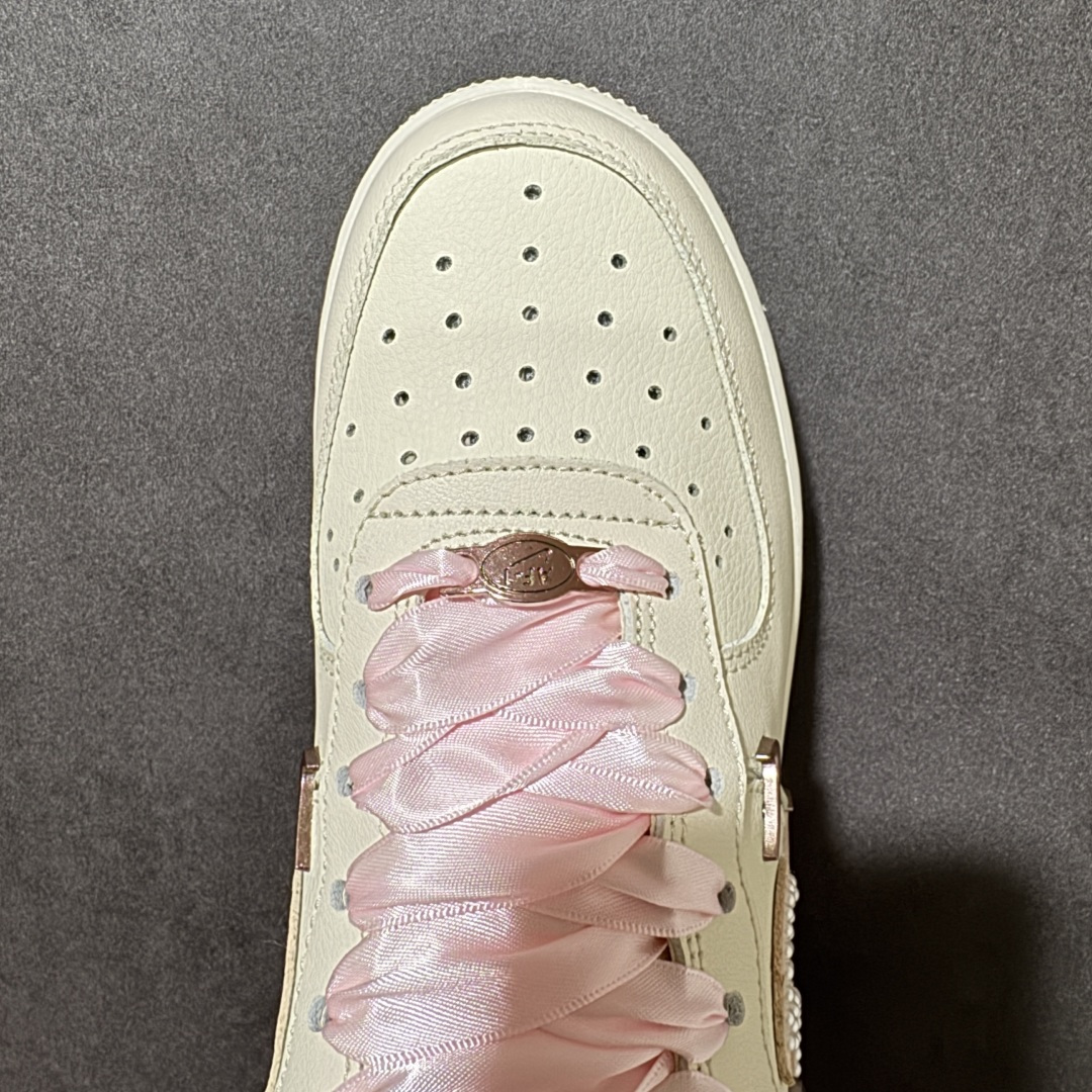 图片[5]-【定制版】手绘涂鸦“珍珠奶杏”Nike Air Force 1 “Pearl Milk Apricot”空军一号定制板鞋 以温柔的奶杏色为基底，晕染出春日里的慵懒氛围。淡粉缎带鞋带与同色系 Swoosh 相互呼应，边缘缀满的珍珠如晨露般细腻，将少女的精致感藏于细节之中。玫瑰金迷你 Swoosh 点缀鞋身，在简约中增添了几分轻奢质感，既保留了空军一号经典的复古轮廓，又赋予它温柔甜美的新灵魂 货号：FV8110-183 尺码： 36 36.5 37.5 38 38.5 39 40 40.5 41 42 42.5 43 44 44.5 45-选品中心