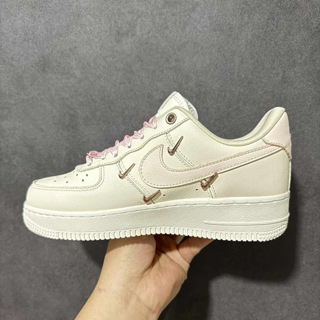 图片[2]-【定制版】手绘涂鸦“珍珠奶杏”Nike Air Force 1 “Pearl Milk Apricot”空军一号定制板鞋 以温柔的奶杏色为基底，晕染出春日里的慵懒氛围。淡粉缎带鞋带与同色系 Swoosh 相互呼应，边缘缀满的珍珠如晨露般细腻，将少女的精致感藏于细节之中。玫瑰金迷你 Swoosh 点缀鞋身，在简约中增添了几分轻奢质感，既保留了空军一号经典的复古轮廓，又赋予它温柔甜美的新灵魂 货号：FV8110-183 尺码： 36 36.5 37.5 38 38.5 39 40 40.5 41 42 42.5 43 44 44.5 45-选品中心