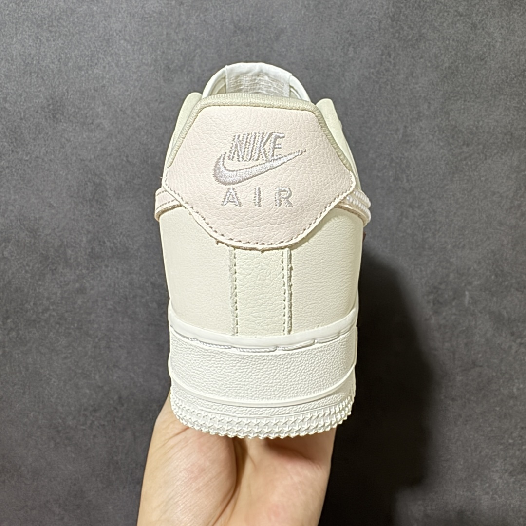 图片[4]-【定制版】手绘涂鸦“珍珠奶杏”Nike Air Force 1 “Pearl Milk Apricot”空军一号定制板鞋 以温柔的奶杏色为基底，晕染出春日里的慵懒氛围。淡粉缎带鞋带与同色系 Swoosh 相互呼应，边缘缀满的珍珠如晨露般细腻，将少女的精致感藏于细节之中。玫瑰金迷你 Swoosh 点缀鞋身，在简约中增添了几分轻奢质感，既保留了空军一号经典的复古轮廓，又赋予它温柔甜美的新灵魂 货号：FV8110-183 尺码： 36 36.5 37.5 38 38.5 39 40 40.5 41 42 42.5 43 44 44.5 45-选品中心