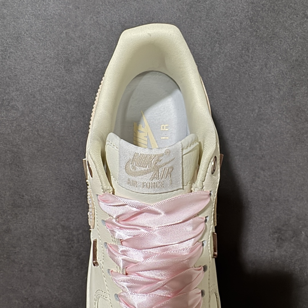 图片[6]-【定制版】手绘涂鸦“珍珠奶杏”Nike Air Force 1 “Pearl Milk Apricot”空军一号定制板鞋 以温柔的奶杏色为基底，晕染出春日里的慵懒氛围。淡粉缎带鞋带与同色系 Swoosh 相互呼应，边缘缀满的珍珠如晨露般细腻，将少女的精致感藏于细节之中。玫瑰金迷你 Swoosh 点缀鞋身，在简约中增添了几分轻奢质感，既保留了空军一号经典的复古轮廓，又赋予它温柔甜美的新灵魂 货号：FV8110-183 尺码： 36 36.5 37.5 38 38.5 39 40 40.5 41 42 42.5 43 44 44.5 45-选品中心