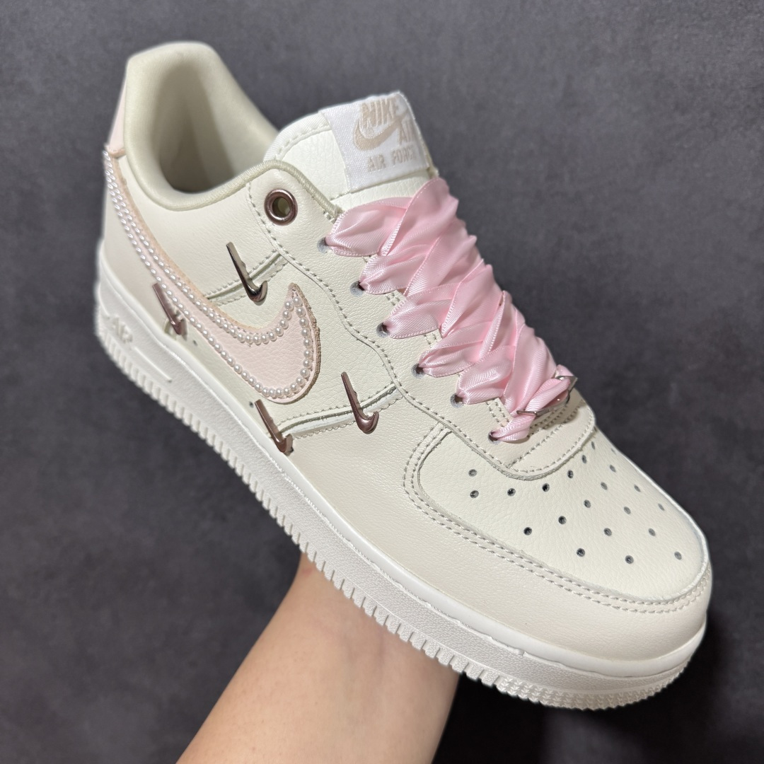 图片[3]-【定制版】手绘涂鸦“珍珠奶杏”Nike Air Force 1 “Pearl Milk Apricot”空军一号定制板鞋 以温柔的奶杏色为基底，晕染出春日里的慵懒氛围。淡粉缎带鞋带与同色系 Swoosh 相互呼应，边缘缀满的珍珠如晨露般细腻，将少女的精致感藏于细节之中。玫瑰金迷你 Swoosh 点缀鞋身，在简约中增添了几分轻奢质感，既保留了空军一号经典的复古轮廓，又赋予它温柔甜美的新灵魂 货号：FV8110-183 尺码： 36 36.5 37.5 38 38.5 39 40 40.5 41 42 42.5 43 44 44.5 45-选品中心