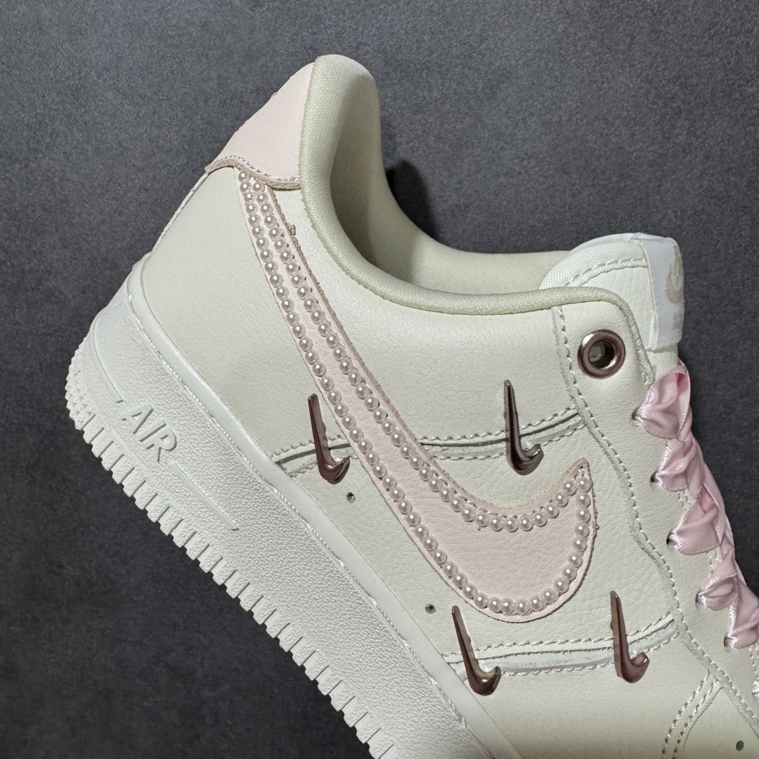 图片[8]-【定制版】手绘涂鸦“珍珠奶杏”Nike Air Force 1 “Pearl Milk Apricot”空军一号定制板鞋 以温柔的奶杏色为基底，晕染出春日里的慵懒氛围。淡粉缎带鞋带与同色系 Swoosh 相互呼应，边缘缀满的珍珠如晨露般细腻，将少女的精致感藏于细节之中。玫瑰金迷你 Swoosh 点缀鞋身，在简约中增添了几分轻奢质感，既保留了空军一号经典的复古轮廓，又赋予它温柔甜美的新灵魂 货号：FV8110-183 尺码： 36 36.5 37.5 38 38.5 39 40 40.5 41 42 42.5 43 44 44.5 45-选品中心