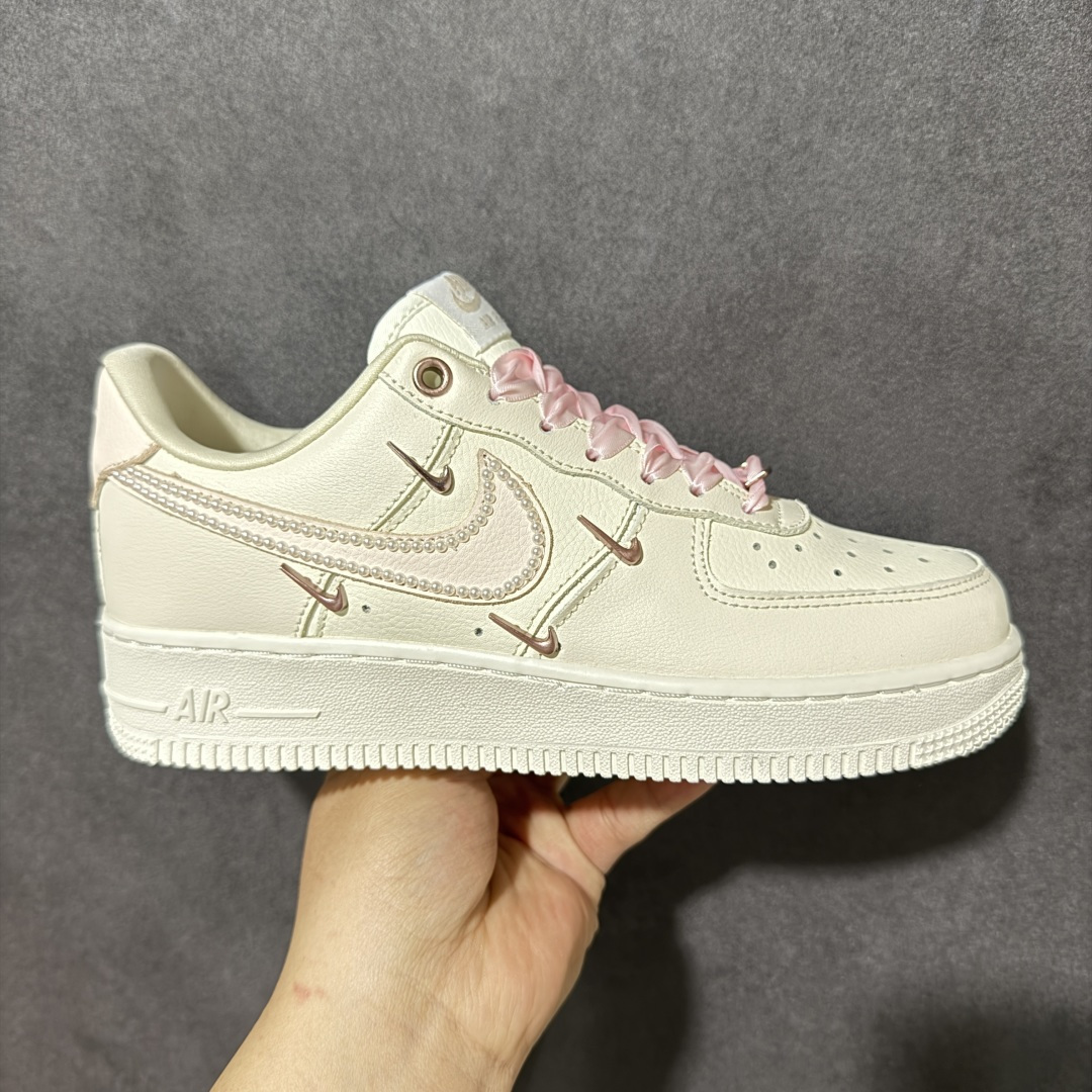 【定制版】手绘涂鸦“珍珠奶杏”Nike Air Force 1 “Pearl Milk Apricot”空军一号定制板鞋 以温柔的奶杏色为基底，晕染出春日里的慵懒氛围。淡粉缎带鞋带与同色系 Swoosh 相互呼应，边缘缀满的珍珠如晨露般细腻，将少女的精致感藏于细节之中。玫瑰金迷你 Swoosh 点缀鞋身，在简约中增添了几分轻奢质感，既保留了空军一号经典的复古轮廓，又赋予它温柔甜美的新灵魂 货号：FV8110-183 尺码： 36 36.5 37.5 38 38.5 39 40 40.5 41 42 42.5 43 44 44.5 45-选品中心