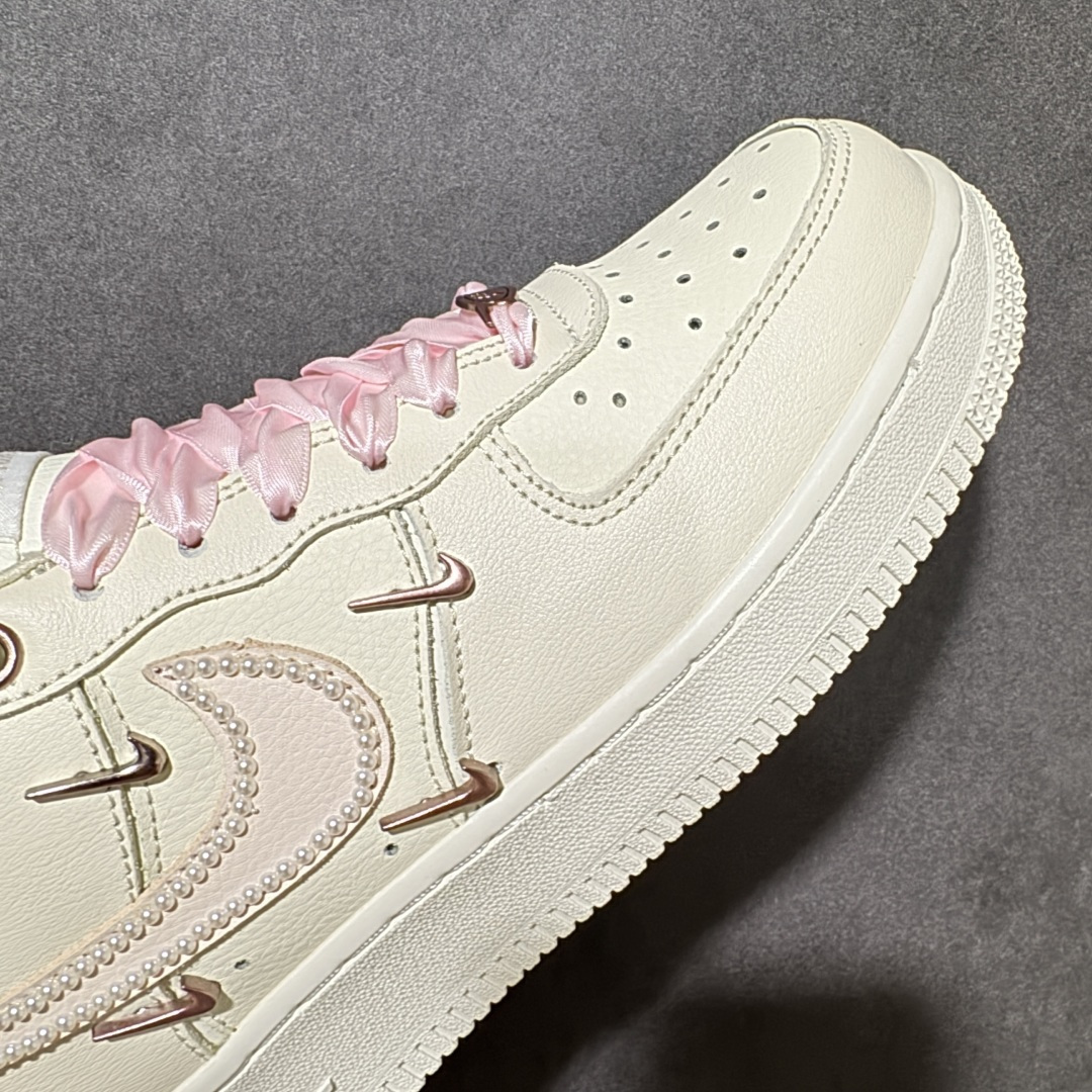 图片[7]-【定制版】手绘涂鸦“珍珠奶杏”Nike Air Force 1 “Pearl Milk Apricot”空军一号定制板鞋 以温柔的奶杏色为基底，晕染出春日里的慵懒氛围。淡粉缎带鞋带与同色系 Swoosh 相互呼应，边缘缀满的珍珠如晨露般细腻，将少女的精致感藏于细节之中。玫瑰金迷你 Swoosh 点缀鞋身，在简约中增添了几分轻奢质感，既保留了空军一号经典的复古轮廓，又赋予它温柔甜美的新灵魂 货号：FV8110-183 尺码： 36 36.5 37.5 38 38.5 39 40 40.5 41 42 42.5 43 44 44.5 45-选品中心