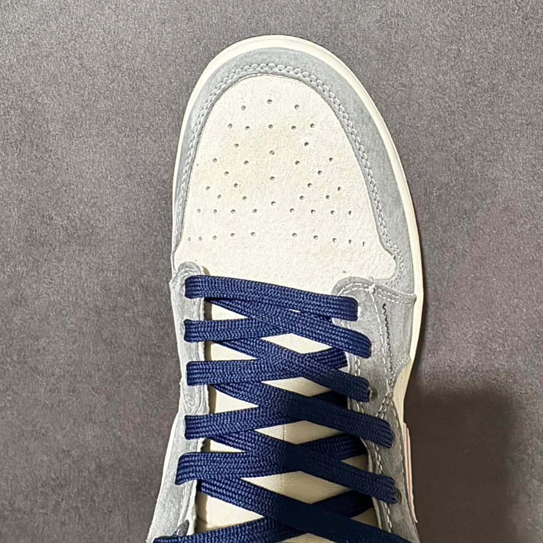 图片[5]-【定制版】复古拼接潮感 街头百搭王 AIR JORDAN 1 灰白撞色拼接鞋面，甄选细腻麂皮与透气织物材质，质感高级且耐穿，标志性Swoosh点缀潮流纹样，后跟联名THE NORTH FACE标识强化辨识度，软弹中底与防滑外底兼顾舒适与抓地力，低帮版型利落显脚瘦，适配通勤、出街、运动多场景，复古腔调拉满，轻松打造高阶穿搭。 货号：LL8888-005 尺码：36 36.5 37.5 38 38.5 39 40 40.5 41 42 42.5 43 44 44.5 45-选品中心