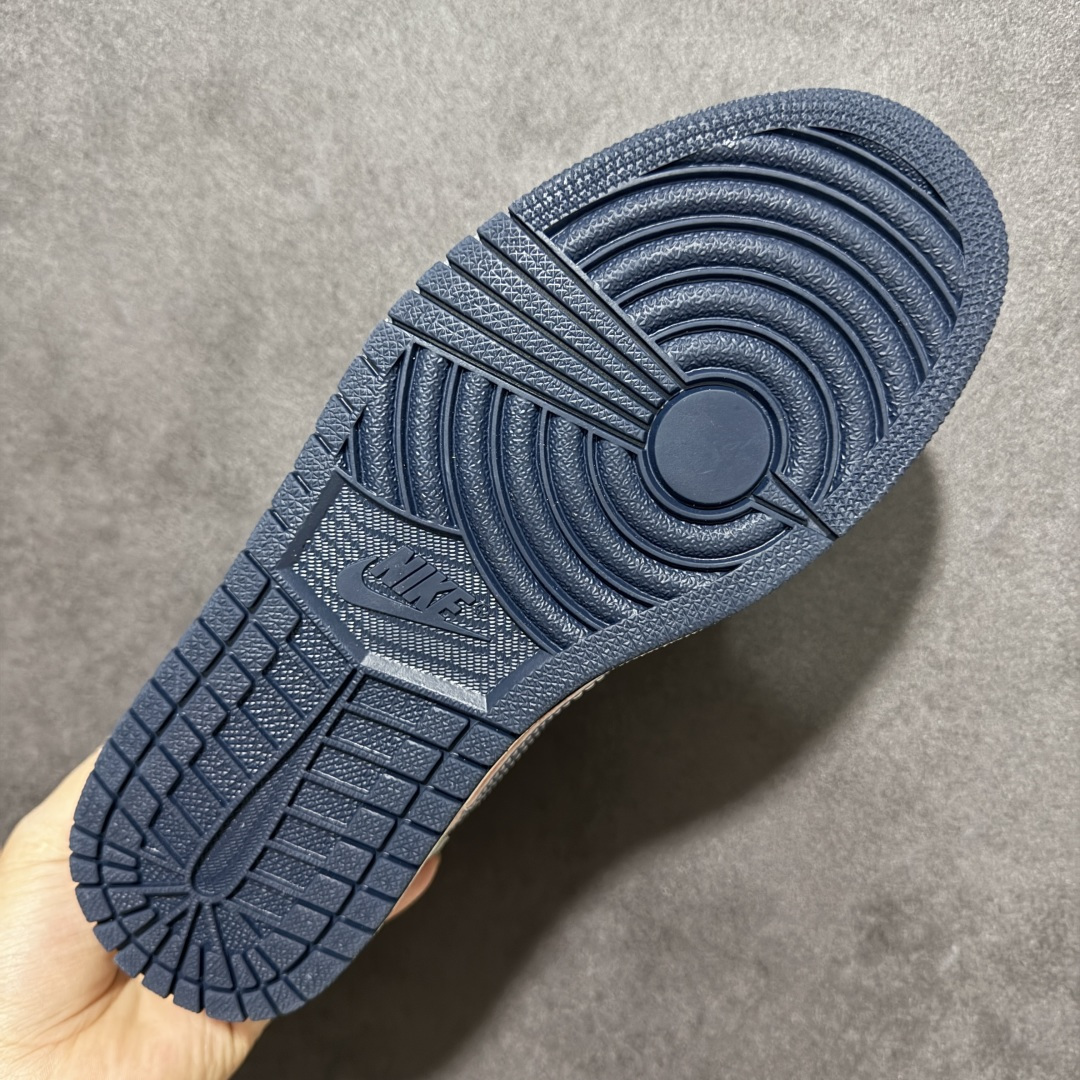 图片[9]-【定制版】复古拼接潮感 街头百搭王 AIR JORDAN 1 灰白撞色拼接鞋面，甄选细腻麂皮与透气织物材质，质感高级且耐穿，标志性Swoosh点缀潮流纹样，后跟联名THE NORTH FACE标识强化辨识度，软弹中底与防滑外底兼顾舒适与抓地力，低帮版型利落显脚瘦，适配通勤、出街、运动多场景，复古腔调拉满，轻松打造高阶穿搭。 货号：LL8888-005 尺码：36 36.5 37.5 38 38.5 39 40 40.5 41 42 42.5 43 44 44.5 45-选品中心