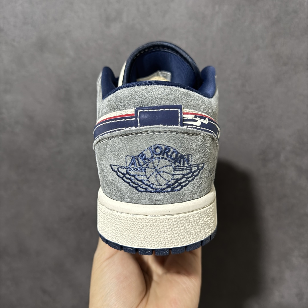 图片[4]-【定制版】复古拼接潮感 街头百搭王 AIR JORDAN 1 灰白撞色拼接鞋面，甄选细腻麂皮与透气织物材质，质感高级且耐穿，标志性Swoosh点缀潮流纹样，后跟联名THE NORTH FACE标识强化辨识度，软弹中底与防滑外底兼顾舒适与抓地力，低帮版型利落显脚瘦，适配通勤、出街、运动多场景，复古腔调拉满，轻松打造高阶穿搭。 货号：LL8888-005 尺码：36 36.5 37.5 38 38.5 39 40 40.5 41 42 42.5 43 44 44.5 45-选品中心