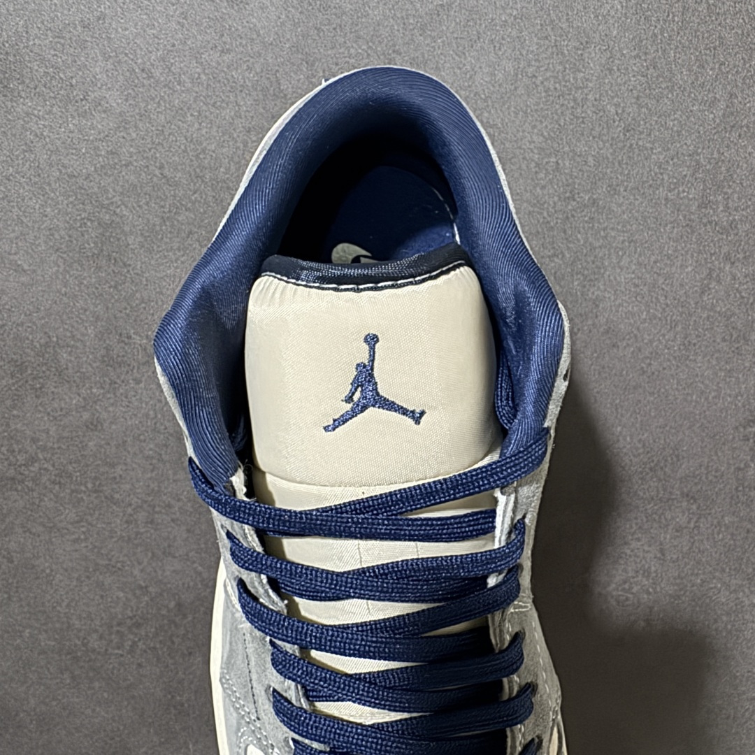 图片[6]-【定制版】复古拼接潮感 街头百搭王 AIR JORDAN 1 灰白撞色拼接鞋面，甄选细腻麂皮与透气织物材质，质感高级且耐穿，标志性Swoosh点缀潮流纹样，后跟联名THE NORTH FACE标识强化辨识度，软弹中底与防滑外底兼顾舒适与抓地力，低帮版型利落显脚瘦，适配通勤、出街、运动多场景，复古腔调拉满，轻松打造高阶穿搭。 货号：LL8888-005 尺码：36 36.5 37.5 38 38.5 39 40 40.5 41 42 42.5 43 44 44.5 45-选品中心