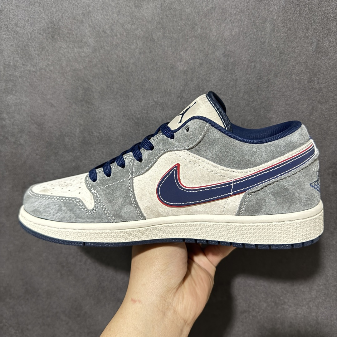 图片[2]-【定制版】复古拼接潮感 街头百搭王 AIR JORDAN 1 灰白撞色拼接鞋面，甄选细腻麂皮与透气织物材质，质感高级且耐穿，标志性Swoosh点缀潮流纹样，后跟联名THE NORTH FACE标识强化辨识度，软弹中底与防滑外底兼顾舒适与抓地力，低帮版型利落显脚瘦，适配通勤、出街、运动多场景，复古腔调拉满，轻松打造高阶穿搭。 货号：LL8888-005 尺码：36 36.5 37.5 38 38.5 39 40 40.5 41 42 42.5 43 44 44.5 45-选品中心