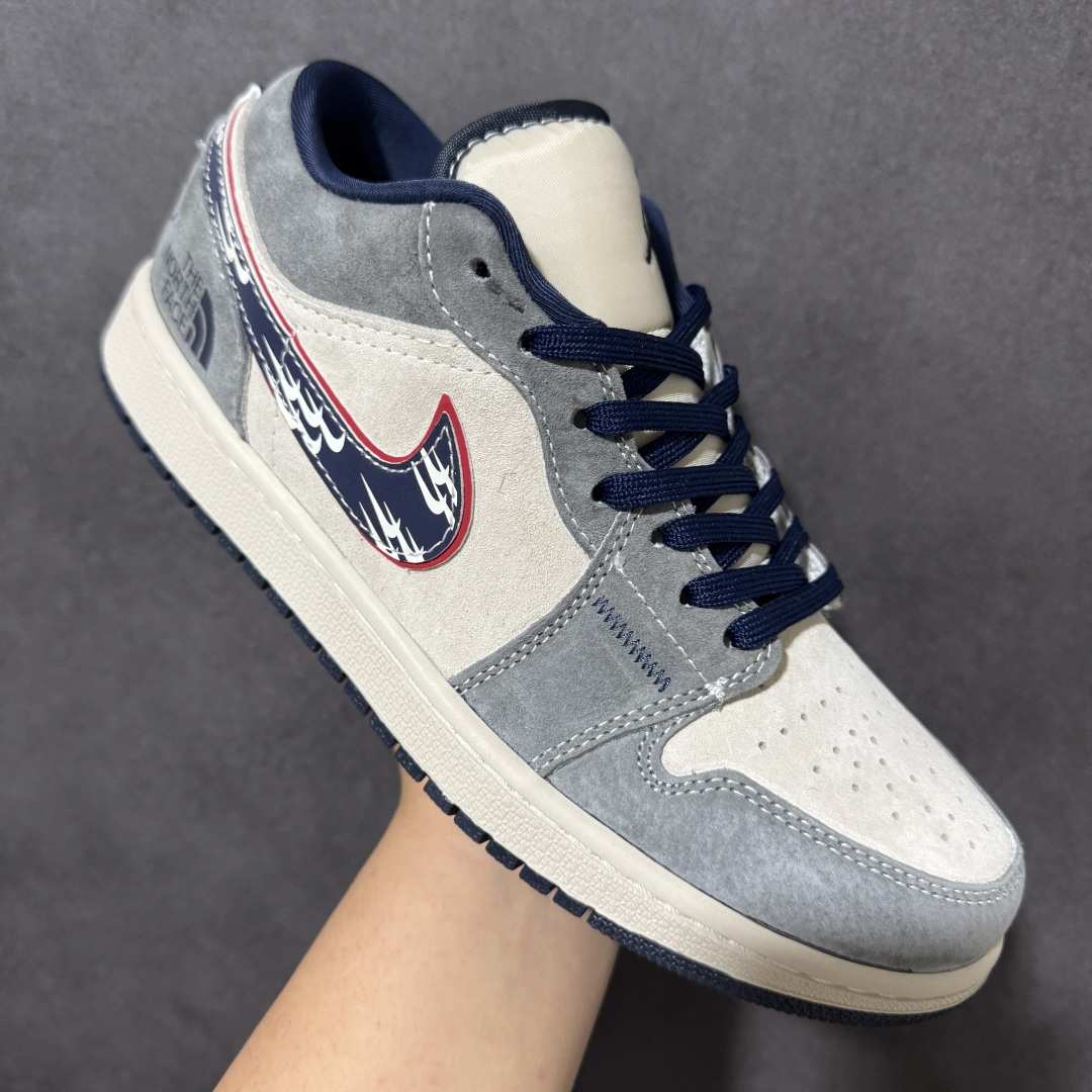 图片[3]-【定制版】复古拼接潮感 街头百搭王 AIR JORDAN 1 灰白撞色拼接鞋面，甄选细腻麂皮与透气织物材质，质感高级且耐穿，标志性Swoosh点缀潮流纹样，后跟联名THE NORTH FACE标识强化辨识度，软弹中底与防滑外底兼顾舒适与抓地力，低帮版型利落显脚瘦，适配通勤、出街、运动多场景，复古腔调拉满，轻松打造高阶穿搭。 货号：LL8888-005 尺码：36 36.5 37.5 38 38.5 39 40 40.5 41 42 42.5 43 44 44.5 45-选品中心