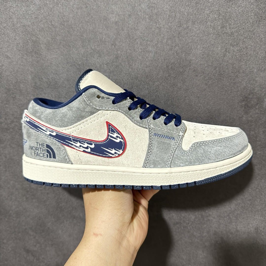 【定制版】复古拼接潮感 街头百搭王 AIR JORDAN 1 灰白撞色拼接鞋面，甄选细腻麂皮与透气织物材质，质感高级且耐穿，标志性Swoosh点缀潮流纹样，后跟联名THE NORTH FACE标识强化辨识度，软弹中底与防滑外底兼顾舒适与抓地力，低帮版型利落显脚瘦，适配通勤、出街、运动多场景，复古腔调拉满，轻松打造高阶穿搭。 货号：LL8888-005 尺码：36 36.5 37.5 38 38.5 39 40 40.5 41 42 42.5 43 44 44.5 45-选品中心