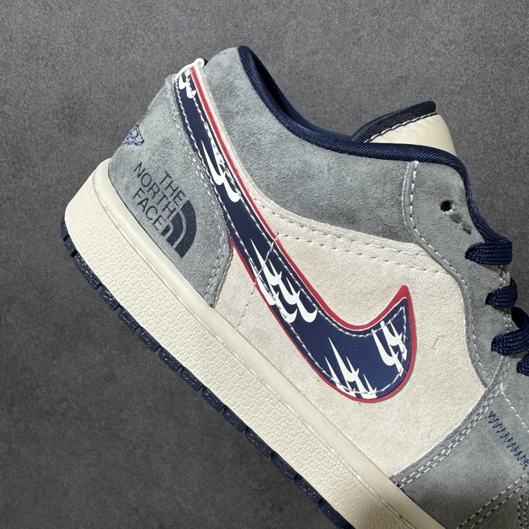 图片[8]-【定制版】复古拼接潮感 街头百搭王 AIR JORDAN 1 灰白撞色拼接鞋面，甄选细腻麂皮与透气织物材质，质感高级且耐穿，标志性Swoosh点缀潮流纹样，后跟联名THE NORTH FACE标识强化辨识度，软弹中底与防滑外底兼顾舒适与抓地力，低帮版型利落显脚瘦，适配通勤、出街、运动多场景，复古腔调拉满，轻松打造高阶穿搭。 货号：LL8888-005 尺码：36 36.5 37.5 38 38.5 39 40 40.5 41 42 42.5 43 44 44.5 45-选品中心