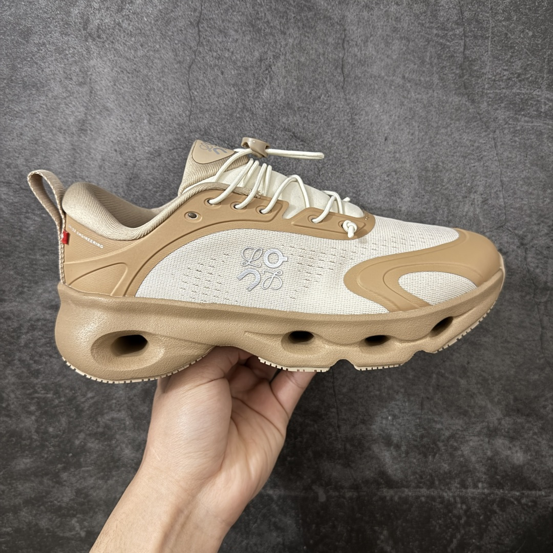 【莞产顶级】LOEWE罗意威 x ON昂跑 联名款 Cloudsolo系列 •原鞋一致橡胶底 原版高弹MD 加爆米花料 •正确后跟小蛮腰 •Logo立体有光泽度 •正确鞋头饱满立体 •鞋舌TPU立体高频 •正确鞋面网布多层厚实材料 •后跟织带高频立体 织带上浆加硬 •正确鞋带头滴胶柔软 •正确鞋垫前薄后厚有弹性（欧奈斯材料，非普通海玻璃） 尺码：36 36.5 37 37.5 38 38.5 39 40 40.5 41 42 42.5 43 44 44.5 45 46（真半码）-选品中心