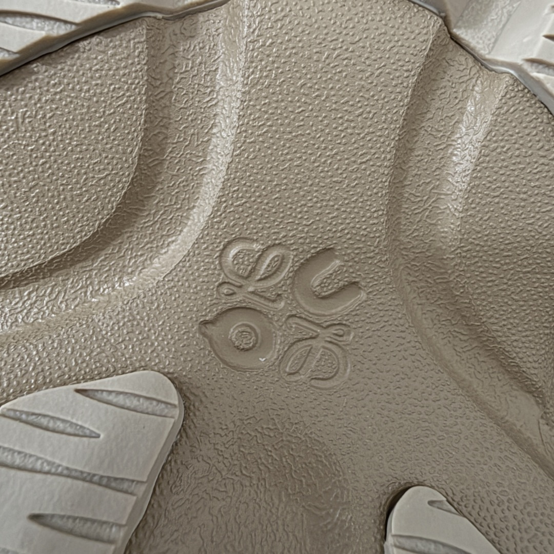 图片[10]-【莞产顶级】LOEWE罗意威 x ON昂跑 联名款 Cloudsolo系列 •原鞋一致橡胶底 原版高弹MD 加爆米花料 •正确后跟小蛮腰 •Logo立体有光泽度 •正确鞋头饱满立体 •鞋舌TPU立体高频 •正确鞋面网布多层厚实材料 •后跟织带高频立体 织带上浆加硬 •正确鞋带头滴胶柔软 •正确鞋垫前薄后厚有弹性（欧奈斯材料，非普通海玻璃） 尺码：36 36.5 37 37.5 38 38.5 39 40 40.5 41 42 42.5 43 44 44.5 45 46（真半码）-选品中心