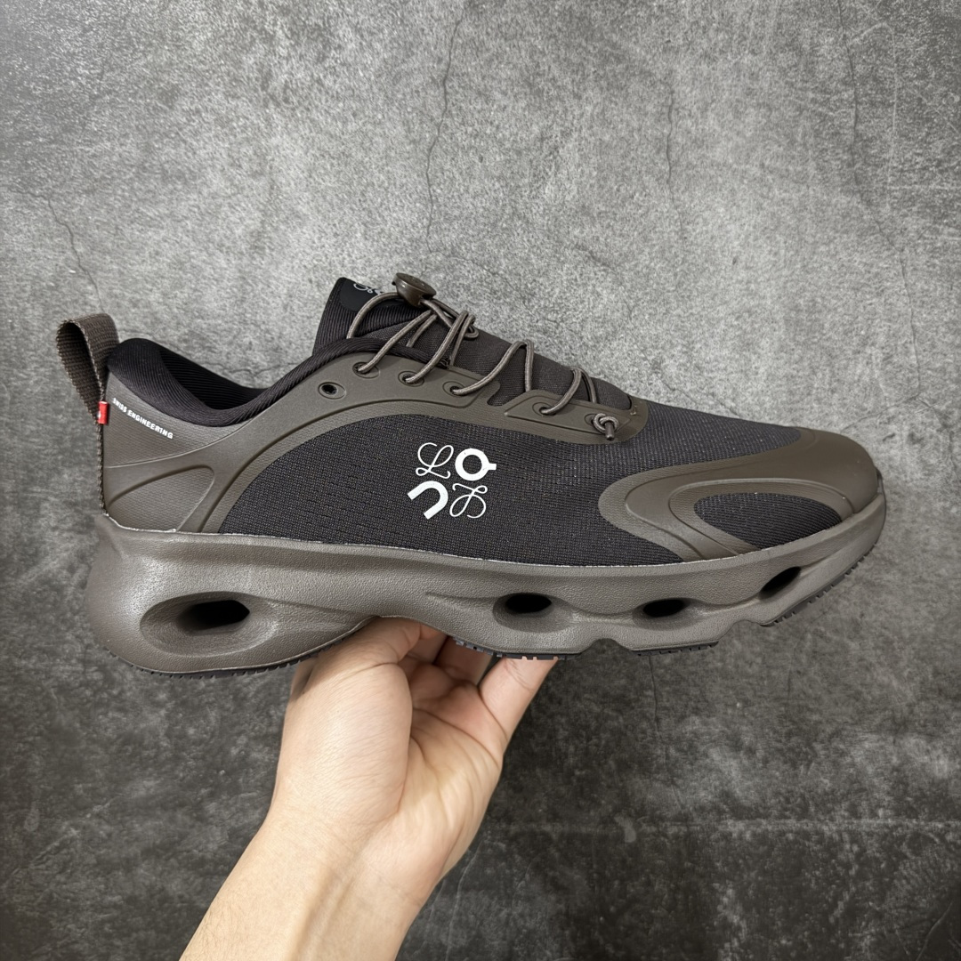 【莞产顶级】LOEWE罗意威 x ON昂跑 联名款 Cloudsolo系列 •原鞋一致橡胶底 原版高弹MD 加爆米花料 •正确后跟小蛮腰 •Logo立体有光泽度 •正确鞋头饱满立体 •鞋舌TPU立体高频 •正确鞋面网布多层厚实材料 •后跟织带高频立体 织带上浆加硬 •正确鞋带头滴胶柔软 •正确鞋垫前薄后厚有弹性（欧奈斯材料，非普通海玻璃） 尺码：36 36.5 37 37.5 38 38.5 39 40 40.5 41 42 42.5 43 44 44.5 45 46（真半码）-选品中心