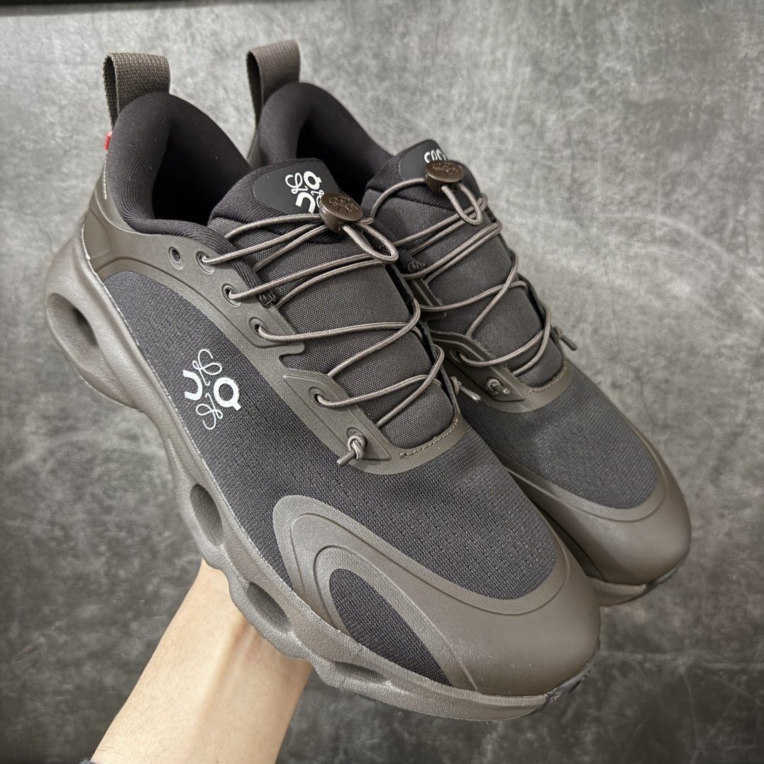 【莞产顶级】LOEWE罗意威 x ON昂跑 联名款 Cloudsolo系列 •原鞋一致橡胶底 原版高弹MD 加爆米花料 •正确后跟小蛮腰 •Logo立体有光泽度 •正确鞋头饱满立体 •鞋舌TPU立体高频 •正确鞋面网布多层厚实材料 •后跟织带高频立体 织带上浆加硬 •正确鞋带头滴胶柔软 •正确鞋垫前薄后厚有弹性（欧奈斯材料，非普通海玻璃） 尺码：36 36.5 37 37.5 38 38.5 39 40 40.5 41 42 42.5 43 44 44.5 45 46（真半码）-选品中心