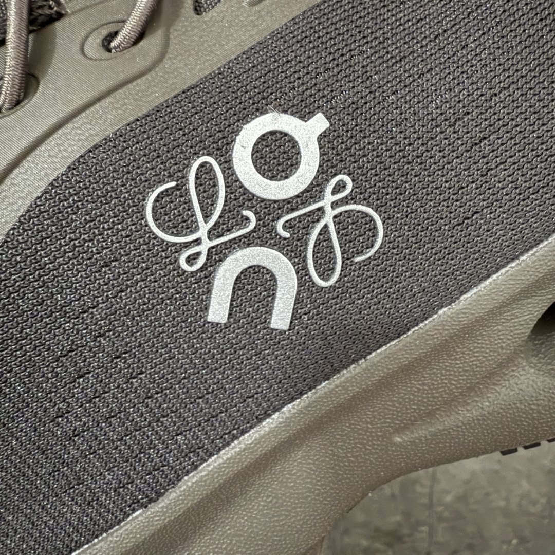 图片[4]-【莞产顶级】LOEWE罗意威 x ON昂跑 联名款 Cloudsolo系列 •原鞋一致橡胶底 原版高弹MD 加爆米花料 •正确后跟小蛮腰 •Logo立体有光泽度 •正确鞋头饱满立体 •鞋舌TPU立体高频 •正确鞋面网布多层厚实材料 •后跟织带高频立体 织带上浆加硬 •正确鞋带头滴胶柔软 •正确鞋垫前薄后厚有弹性（欧奈斯材料，非普通海玻璃） 尺码：36 36.5 37 37.5 38 38.5 39 40 40.5 41 42 42.5 43 44 44.5 45 46（真半码）-选品中心