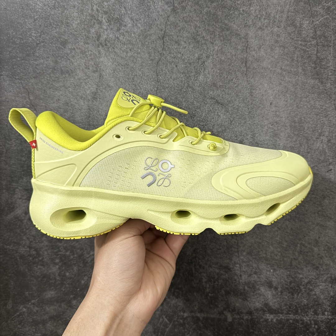 【莞产顶级】LOEWE罗意威 x ON昂跑 联名款 Cloudsolo系列 •原鞋一致橡胶底 原版高弹MD 加爆米花料 •正确后跟小蛮腰 •Logo立体有光泽度 •正确鞋头饱满立体 •鞋舌TPU立体高频 •正确鞋面网布多层厚实材料 •后跟织带高频立体 织带上浆加硬 •正确鞋带头滴胶柔软 •正确鞋垫前薄后厚有弹性（欧奈斯材料，非普通海玻璃） 尺码：36 36.5 37 37.5 38 38.5 39 40 40.5 41 42 42.5 43 44 44.5 45 46（真半码）-选品中心