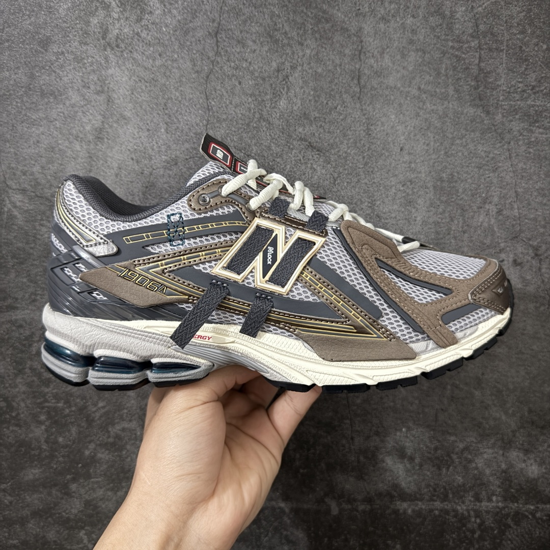 【纯原版】NB新百伦New Balance NB1906 U19066U8系列复古老爹风休闲运动慢跑鞋 采用轻质牛剖革拼接透气网眼衬垫织物鞋面材质#T-Beam大底提供足步弓支撑，保持步态稳定#后跟搭载外露缓震胶 鞋身整体以各种深浅不一的灰色覆盖，鞋头以淡蓝色调装饰，网眼衬垫通过不规律的色块实现做旧的美感，泛黄的鞋底更是进一步增添了复古气息。 尺码：36 37 37.5 38 38.5 39.5 40 40.5 41.5 42 42.5 43 44 45 46.5-选品中心