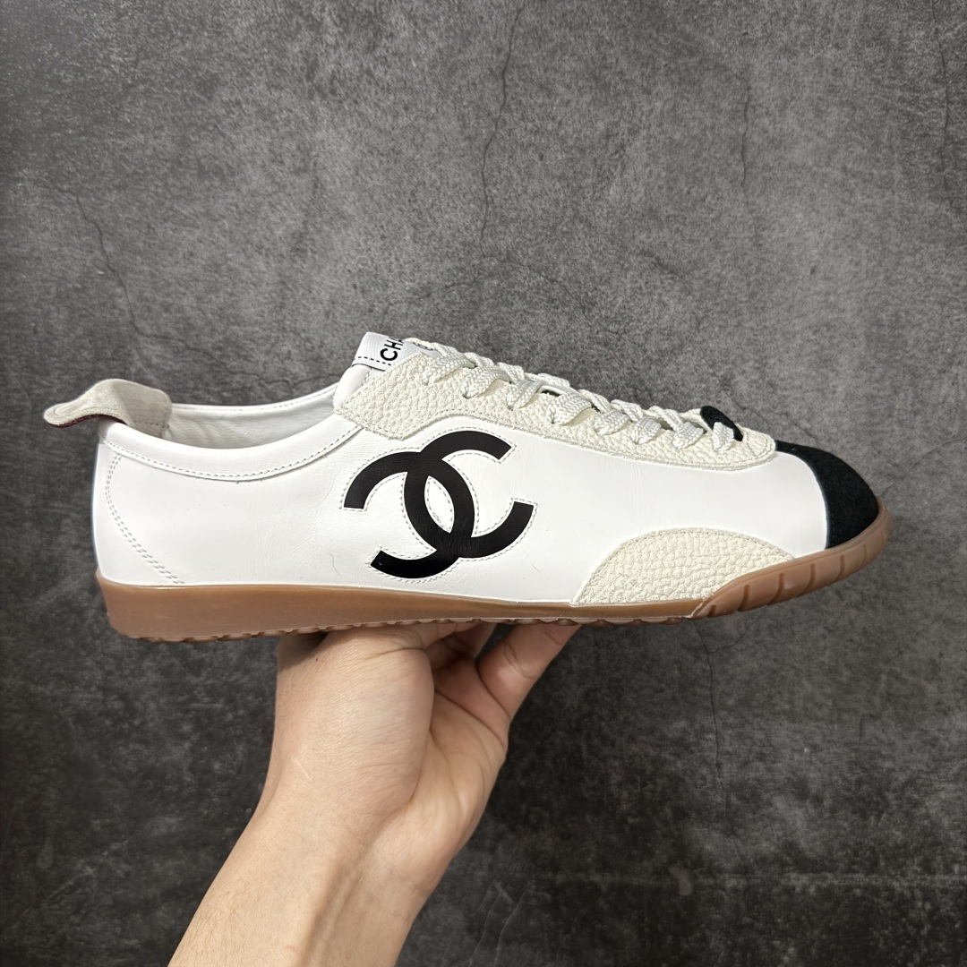 【莞顶礼盒版】CHANEL 26p 熊猫🐼德训鞋 2026年春夏系列的热门单品，凭借复古又简约的设计成为当季爆款，在时尚圈和消费者中都备受追捧 经典黑白配色，鞋身侧面印有标志性的双C Logo，兼具复古德训鞋的休闲感与香奈儿的高级质感。采用柔软的皮革拼接制作，上脚舒适，回归了久违的简约 一眼看上的肯定要get 舒适度极高适合遛娃通勤 高级质感，采用柔软的皮革拼接制作，上脚舒适，适合日常长时间穿着 全套原版礼盒包装，细节感爆棚！ 面料：进口高丝光牛反绒＋牛皮 内里：原版进口透气网 鞋底：原版开模T组合大底 尺码：35 36 37 38 39 40-选品中心