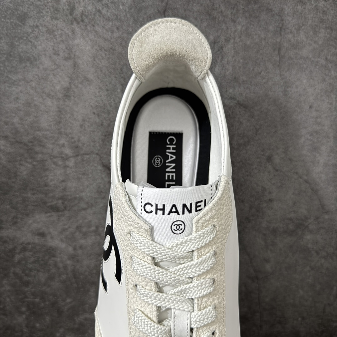 图片[8]-【莞顶礼盒版】CHANEL 26p 熊猫🐼德训鞋 2026年春夏系列的热门单品，凭借复古又简约的设计成为当季爆款，在时尚圈和消费者中都备受追捧 经典黑白配色，鞋身侧面印有标志性的双C Logo，兼具复古德训鞋的休闲感与香奈儿的高级质感。采用柔软的皮革拼接制作，上脚舒适，回归了久违的简约 一眼看上的肯定要get 舒适度极高适合遛娃通勤 高级质感，采用柔软的皮革拼接制作，上脚舒适，适合日常长时间穿着 全套原版礼盒包装，细节感爆棚！ 面料：进口高丝光牛反绒＋牛皮 内里：原版进口透气网 鞋底：原版开模T组合大底 尺码：35 36 37 38 39 40-选品中心