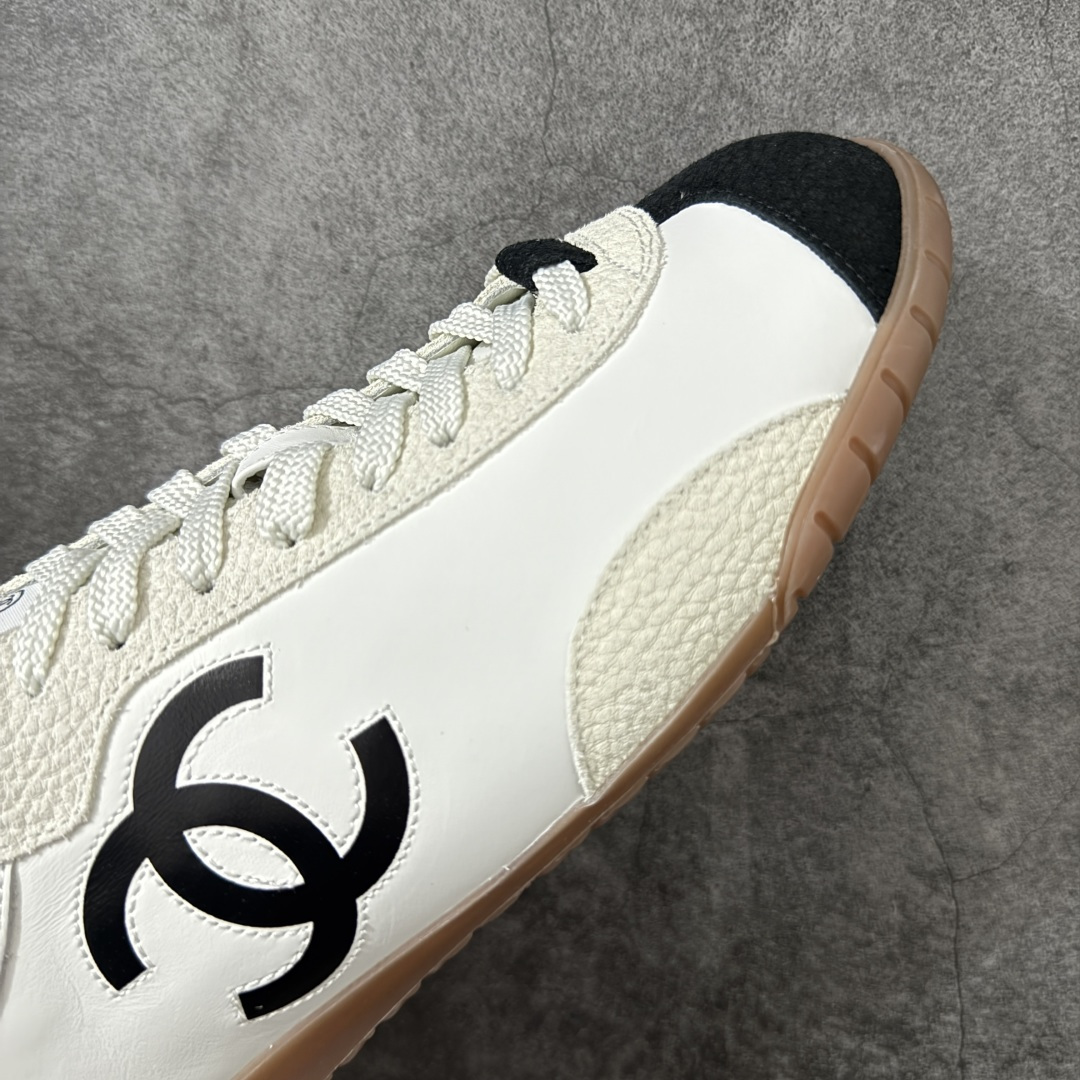 图片[6]-【莞顶礼盒版】CHANEL 26p 熊猫🐼德训鞋 2026年春夏系列的热门单品，凭借复古又简约的设计成为当季爆款，在时尚圈和消费者中都备受追捧 经典黑白配色，鞋身侧面印有标志性的双C Logo，兼具复古德训鞋的休闲感与香奈儿的高级质感。采用柔软的皮革拼接制作，上脚舒适，回归了久违的简约 一眼看上的肯定要get 舒适度极高适合遛娃通勤 高级质感，采用柔软的皮革拼接制作，上脚舒适，适合日常长时间穿着 全套原版礼盒包装，细节感爆棚！ 面料：进口高丝光牛反绒＋牛皮 内里：原版进口透气网 鞋底：原版开模T组合大底 尺码：35 36 37 38 39 40-选品中心