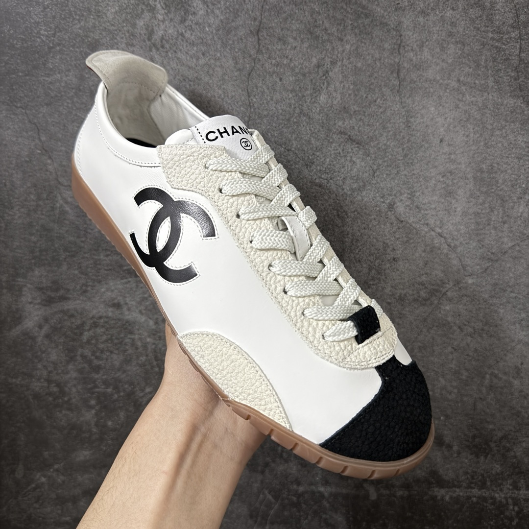 图片[3]-【莞顶礼盒版】CHANEL 26p 熊猫🐼德训鞋 2026年春夏系列的热门单品，凭借复古又简约的设计成为当季爆款，在时尚圈和消费者中都备受追捧 经典黑白配色，鞋身侧面印有标志性的双C Logo，兼具复古德训鞋的休闲感与香奈儿的高级质感。采用柔软的皮革拼接制作，上脚舒适，回归了久违的简约 一眼看上的肯定要get 舒适度极高适合遛娃通勤 高级质感，采用柔软的皮革拼接制作，上脚舒适，适合日常长时间穿着 全套原版礼盒包装，细节感爆棚！ 面料：进口高丝光牛反绒＋牛皮 内里：原版进口透气网 鞋底：原版开模T组合大底 尺码：35 36 37 38 39 40-选品中心