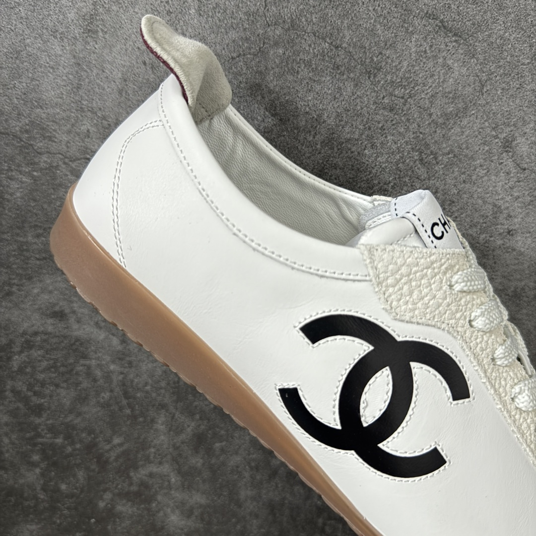 图片[7]-【莞顶礼盒版】CHANEL 26p 熊猫🐼德训鞋 2026年春夏系列的热门单品，凭借复古又简约的设计成为当季爆款，在时尚圈和消费者中都备受追捧 经典黑白配色，鞋身侧面印有标志性的双C Logo，兼具复古德训鞋的休闲感与香奈儿的高级质感。采用柔软的皮革拼接制作，上脚舒适，回归了久违的简约 一眼看上的肯定要get 舒适度极高适合遛娃通勤 高级质感，采用柔软的皮革拼接制作，上脚舒适，适合日常长时间穿着 全套原版礼盒包装，细节感爆棚！ 面料：进口高丝光牛反绒＋牛皮 内里：原版进口透气网 鞋底：原版开模T组合大底 尺码：35 36 37 38 39 40-选品中心