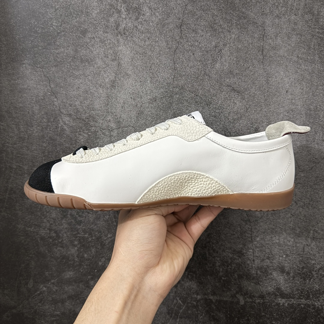 图片[2]-【莞顶礼盒版】CHANEL 26p 熊猫🐼德训鞋 2026年春夏系列的热门单品，凭借复古又简约的设计成为当季爆款，在时尚圈和消费者中都备受追捧 经典黑白配色，鞋身侧面印有标志性的双C Logo，兼具复古德训鞋的休闲感与香奈儿的高级质感。采用柔软的皮革拼接制作，上脚舒适，回归了久违的简约 一眼看上的肯定要get 舒适度极高适合遛娃通勤 高级质感，采用柔软的皮革拼接制作，上脚舒适，适合日常长时间穿着 全套原版礼盒包装，细节感爆棚！ 面料：进口高丝光牛反绒＋牛皮 内里：原版进口透气网 鞋底：原版开模T组合大底 尺码：35 36 37 38 39 40-选品中心