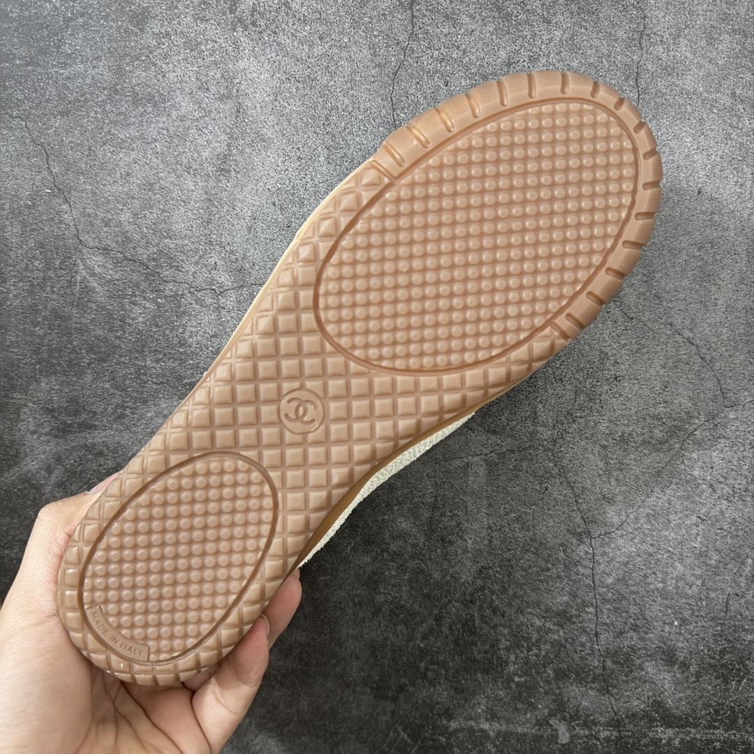 图片[9]-【莞顶礼盒版】CHANEL 26p 熊猫🐼德训鞋 2026年春夏系列的热门单品，凭借复古又简约的设计成为当季爆款，在时尚圈和消费者中都备受追捧 经典黑白配色，鞋身侧面印有标志性的双C Logo，兼具复古德训鞋的休闲感与香奈儿的高级质感。采用柔软的皮革拼接制作，上脚舒适，回归了久违的简约 一眼看上的肯定要get 舒适度极高适合遛娃通勤 高级质感，采用柔软的皮革拼接制作，上脚舒适，适合日常长时间穿着 全套原版礼盒包装，细节感爆棚！ 面料：进口高丝光牛反绒＋牛皮 内里：原版进口透气网 鞋底：原版开模T组合大底 尺码：35 36 37 38 39 40-选品中心