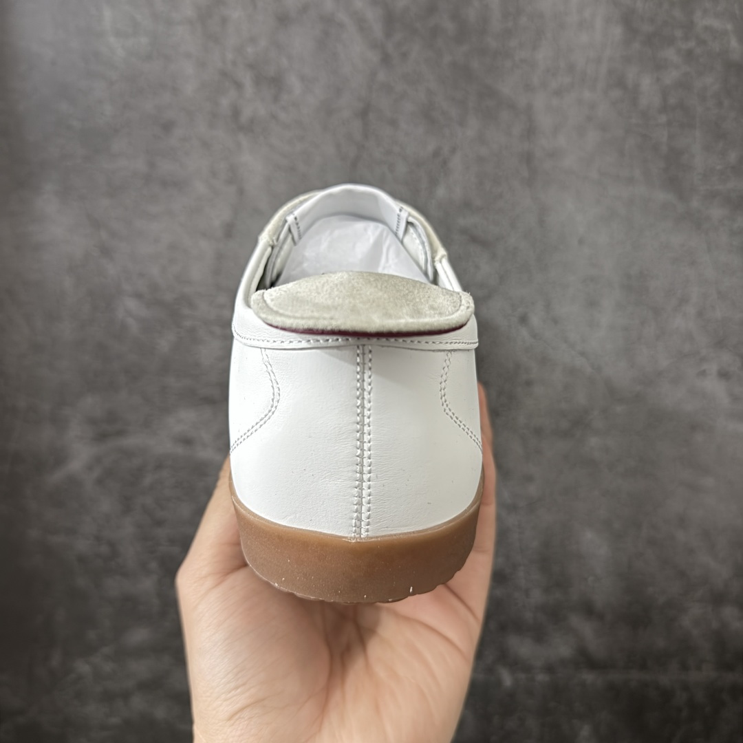 图片[4]-【莞顶礼盒版】CHANEL 26p 熊猫🐼德训鞋 2026年春夏系列的热门单品，凭借复古又简约的设计成为当季爆款，在时尚圈和消费者中都备受追捧 经典黑白配色，鞋身侧面印有标志性的双C Logo，兼具复古德训鞋的休闲感与香奈儿的高级质感。采用柔软的皮革拼接制作，上脚舒适，回归了久违的简约 一眼看上的肯定要get 舒适度极高适合遛娃通勤 高级质感，采用柔软的皮革拼接制作，上脚舒适，适合日常长时间穿着 全套原版礼盒包装，细节感爆棚！ 面料：进口高丝光牛反绒＋牛皮 内里：原版进口透气网 鞋底：原版开模T组合大底 尺码：35 36 37 38 39 40-选品中心