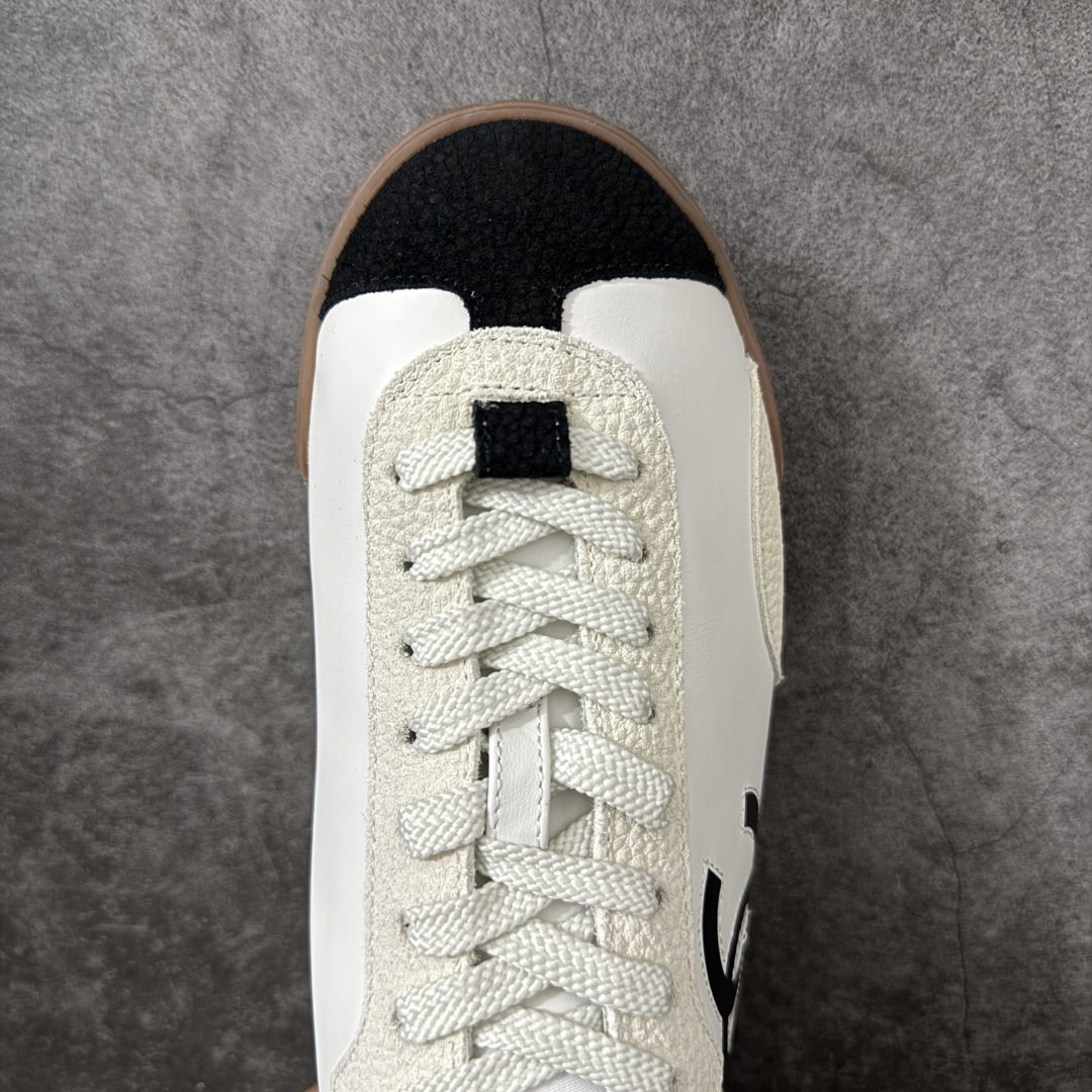 图片[5]-【莞顶礼盒版】CHANEL 26p 熊猫🐼德训鞋 2026年春夏系列的热门单品，凭借复古又简约的设计成为当季爆款，在时尚圈和消费者中都备受追捧 经典黑白配色，鞋身侧面印有标志性的双C Logo，兼具复古德训鞋的休闲感与香奈儿的高级质感。采用柔软的皮革拼接制作，上脚舒适，回归了久违的简约 一眼看上的肯定要get 舒适度极高适合遛娃通勤 高级质感，采用柔软的皮革拼接制作，上脚舒适，适合日常长时间穿着 全套原版礼盒包装，细节感爆棚！ 面料：进口高丝光牛反绒＋牛皮 内里：原版进口透气网 鞋底：原版开模T组合大底 尺码：35 36 37 38 39 40-选品中心