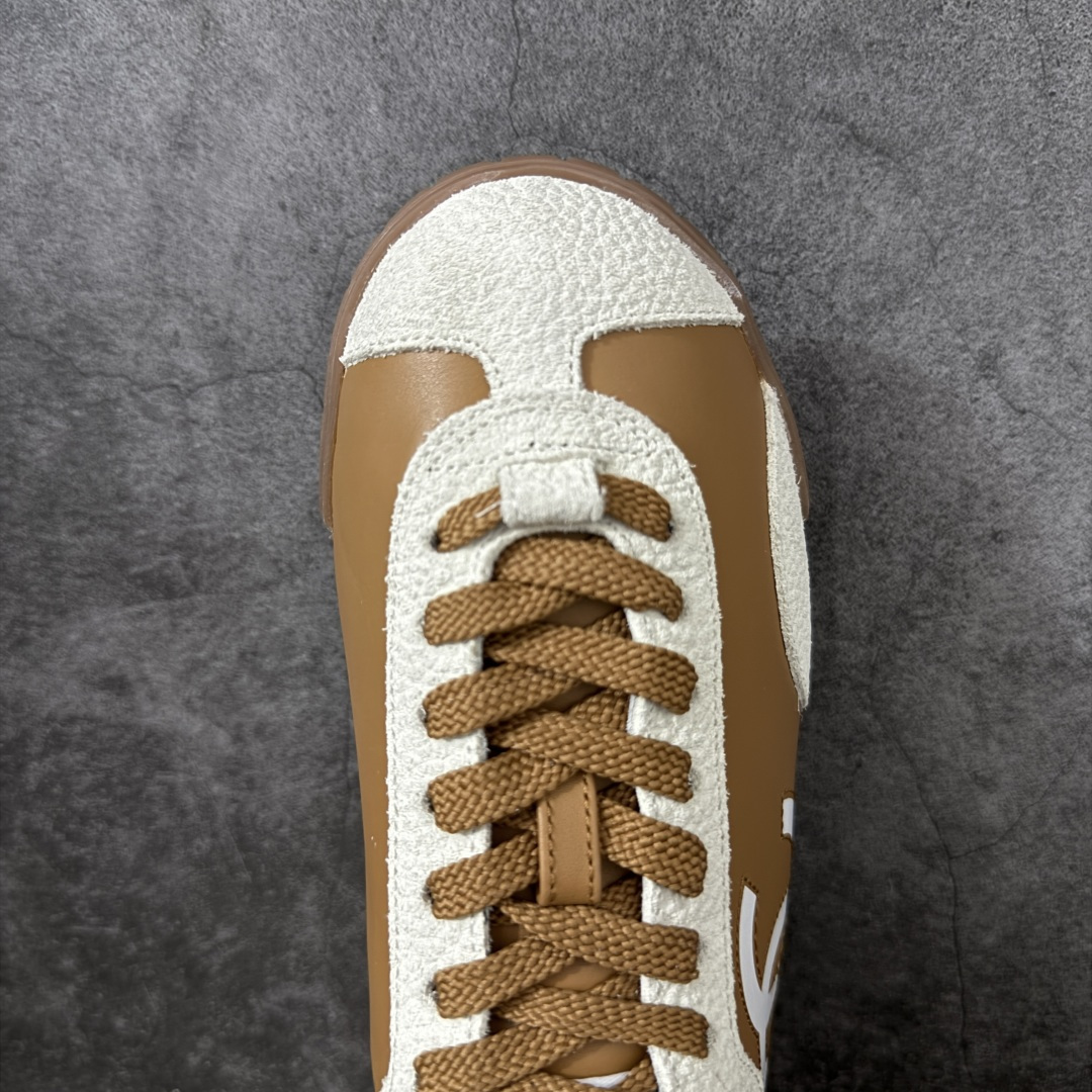 图片[5]-【莞顶礼盒版】CHANEL 26p 熊猫🐼德训鞋 2026年春夏系列的热门单品，凭借复古又简约的设计成为当季爆款，在时尚圈和消费者中都备受追捧 经典黑白配色，鞋身侧面印有标志性的双C Logo，兼具复古德训鞋的休闲感与香奈儿的高级质感。采用柔软的皮革拼接制作，上脚舒适，回归了久违的简约 一眼看上的肯定要get 舒适度极高适合遛娃通勤 高级质感，采用柔软的皮革拼接制作，上脚舒适，适合日常长时间穿着 全套原版礼盒包装，细节感爆棚！ 面料：进口高丝光牛反绒＋牛皮 内里：原版进口透气网 鞋底：原版开模T组合大底 尺码：35 36 37 38 39 40-选品中心