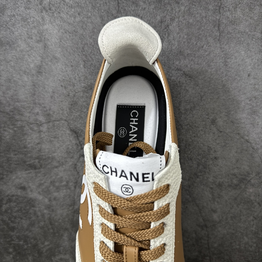 图片[8]-【莞顶礼盒版】CHANEL 26p 熊猫🐼德训鞋 2026年春夏系列的热门单品，凭借复古又简约的设计成为当季爆款，在时尚圈和消费者中都备受追捧 经典黑白配色，鞋身侧面印有标志性的双C Logo，兼具复古德训鞋的休闲感与香奈儿的高级质感。采用柔软的皮革拼接制作，上脚舒适，回归了久违的简约 一眼看上的肯定要get 舒适度极高适合遛娃通勤 高级质感，采用柔软的皮革拼接制作，上脚舒适，适合日常长时间穿着 全套原版礼盒包装，细节感爆棚！ 面料：进口高丝光牛反绒＋牛皮 内里：原版进口透气网 鞋底：原版开模T组合大底 尺码：35 36 37 38 39 40-选品中心
