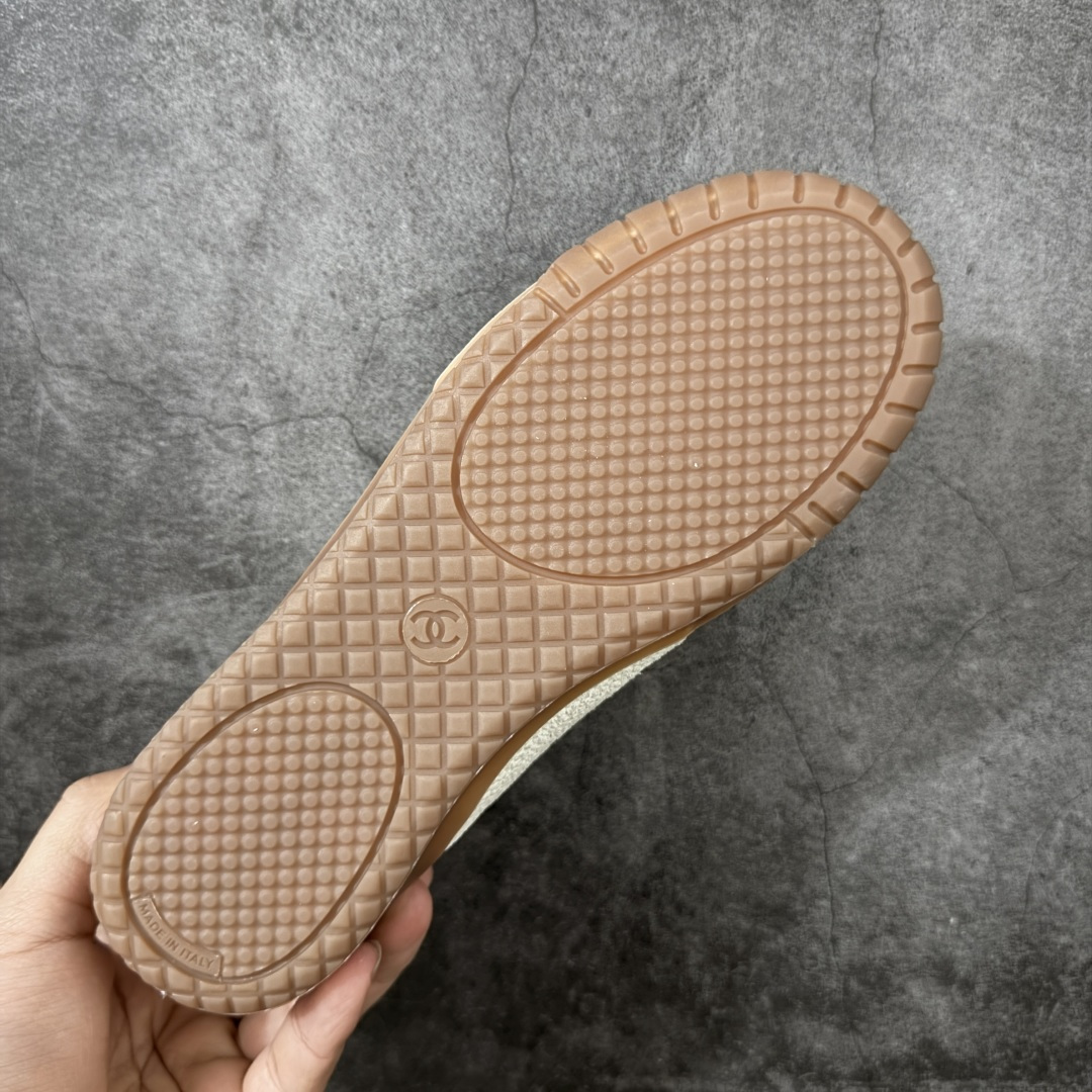 图片[9]-【莞顶礼盒版】CHANEL 26p 熊猫🐼德训鞋 2026年春夏系列的热门单品，凭借复古又简约的设计成为当季爆款，在时尚圈和消费者中都备受追捧 经典黑白配色，鞋身侧面印有标志性的双C Logo，兼具复古德训鞋的休闲感与香奈儿的高级质感。采用柔软的皮革拼接制作，上脚舒适，回归了久违的简约 一眼看上的肯定要get 舒适度极高适合遛娃通勤 高级质感，采用柔软的皮革拼接制作，上脚舒适，适合日常长时间穿着 全套原版礼盒包装，细节感爆棚！ 面料：进口高丝光牛反绒＋牛皮 内里：原版进口透气网 鞋底：原版开模T组合大底 尺码：35 36 37 38 39 40-选品中心
