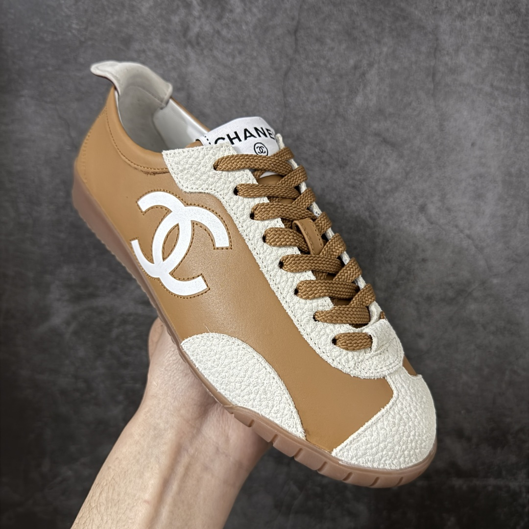 图片[3]-【莞顶礼盒版】CHANEL 26p 熊猫🐼德训鞋 2026年春夏系列的热门单品，凭借复古又简约的设计成为当季爆款，在时尚圈和消费者中都备受追捧 经典黑白配色，鞋身侧面印有标志性的双C Logo，兼具复古德训鞋的休闲感与香奈儿的高级质感。采用柔软的皮革拼接制作，上脚舒适，回归了久违的简约 一眼看上的肯定要get 舒适度极高适合遛娃通勤 高级质感，采用柔软的皮革拼接制作，上脚舒适，适合日常长时间穿着 全套原版礼盒包装，细节感爆棚！ 面料：进口高丝光牛反绒＋牛皮 内里：原版进口透气网 鞋底：原版开模T组合大底 尺码：35 36 37 38 39 40-选品中心
