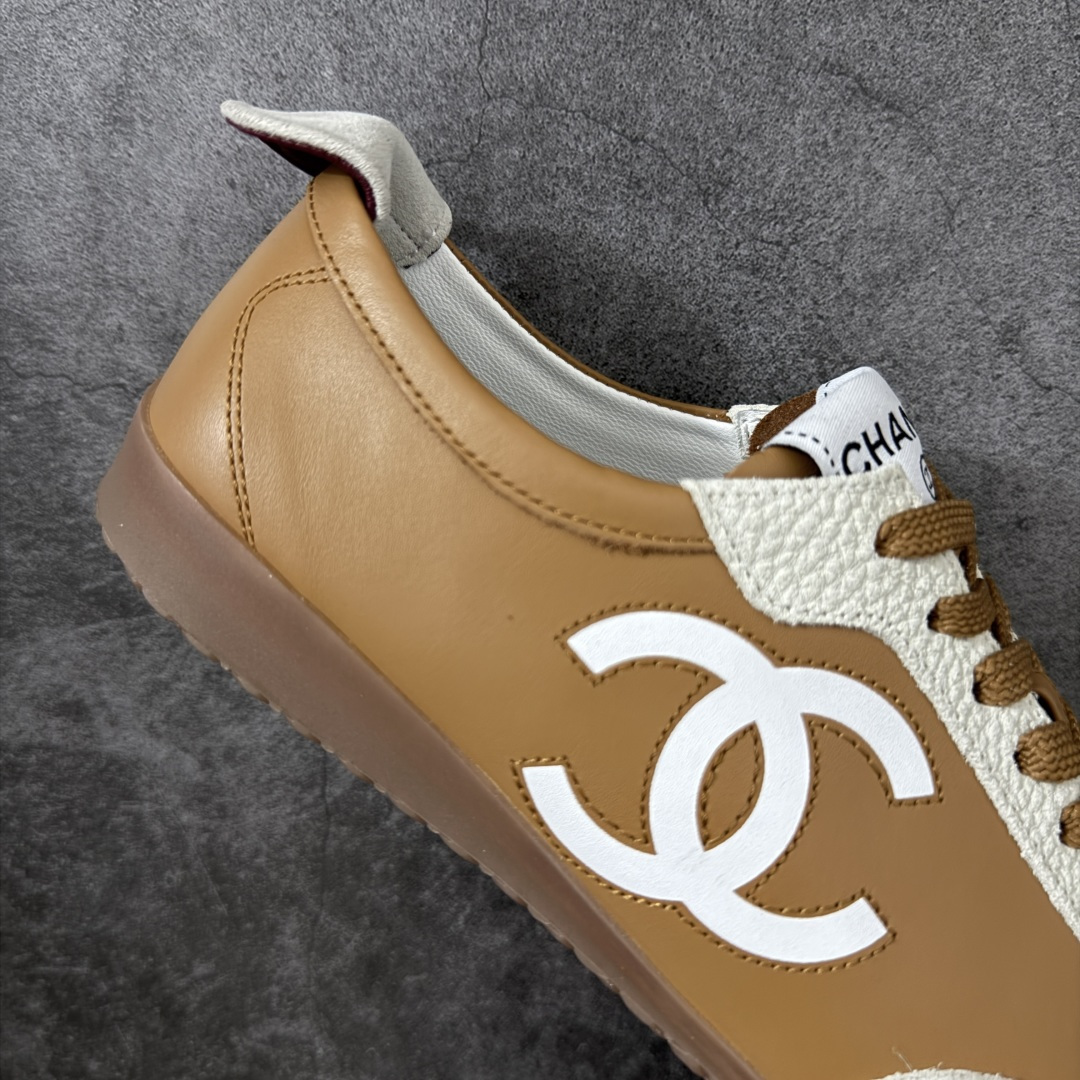 图片[7]-【莞顶礼盒版】CHANEL 26p 熊猫🐼德训鞋 2026年春夏系列的热门单品，凭借复古又简约的设计成为当季爆款，在时尚圈和消费者中都备受追捧 经典黑白配色，鞋身侧面印有标志性的双C Logo，兼具复古德训鞋的休闲感与香奈儿的高级质感。采用柔软的皮革拼接制作，上脚舒适，回归了久违的简约 一眼看上的肯定要get 舒适度极高适合遛娃通勤 高级质感，采用柔软的皮革拼接制作，上脚舒适，适合日常长时间穿着 全套原版礼盒包装，细节感爆棚！ 面料：进口高丝光牛反绒＋牛皮 内里：原版进口透气网 鞋底：原版开模T组合大底 尺码：35 36 37 38 39 40-选品中心
