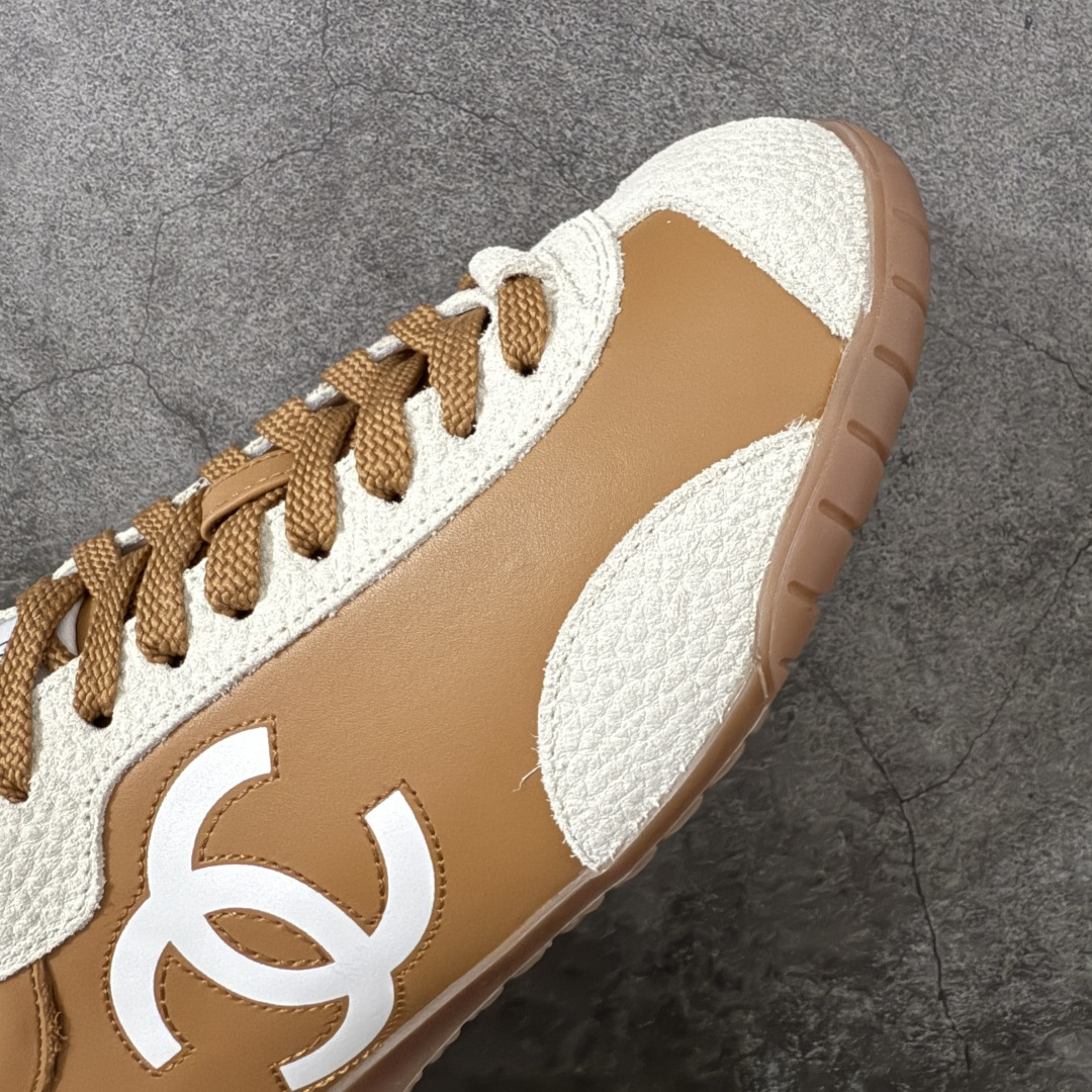 图片[6]-【莞顶礼盒版】CHANEL 26p 熊猫🐼德训鞋 2026年春夏系列的热门单品，凭借复古又简约的设计成为当季爆款，在时尚圈和消费者中都备受追捧 经典黑白配色，鞋身侧面印有标志性的双C Logo，兼具复古德训鞋的休闲感与香奈儿的高级质感。采用柔软的皮革拼接制作，上脚舒适，回归了久违的简约 一眼看上的肯定要get 舒适度极高适合遛娃通勤 高级质感，采用柔软的皮革拼接制作，上脚舒适，适合日常长时间穿着 全套原版礼盒包装，细节感爆棚！ 面料：进口高丝光牛反绒＋牛皮 内里：原版进口透气网 鞋底：原版开模T组合大底 尺码：35 36 37 38 39 40-选品中心