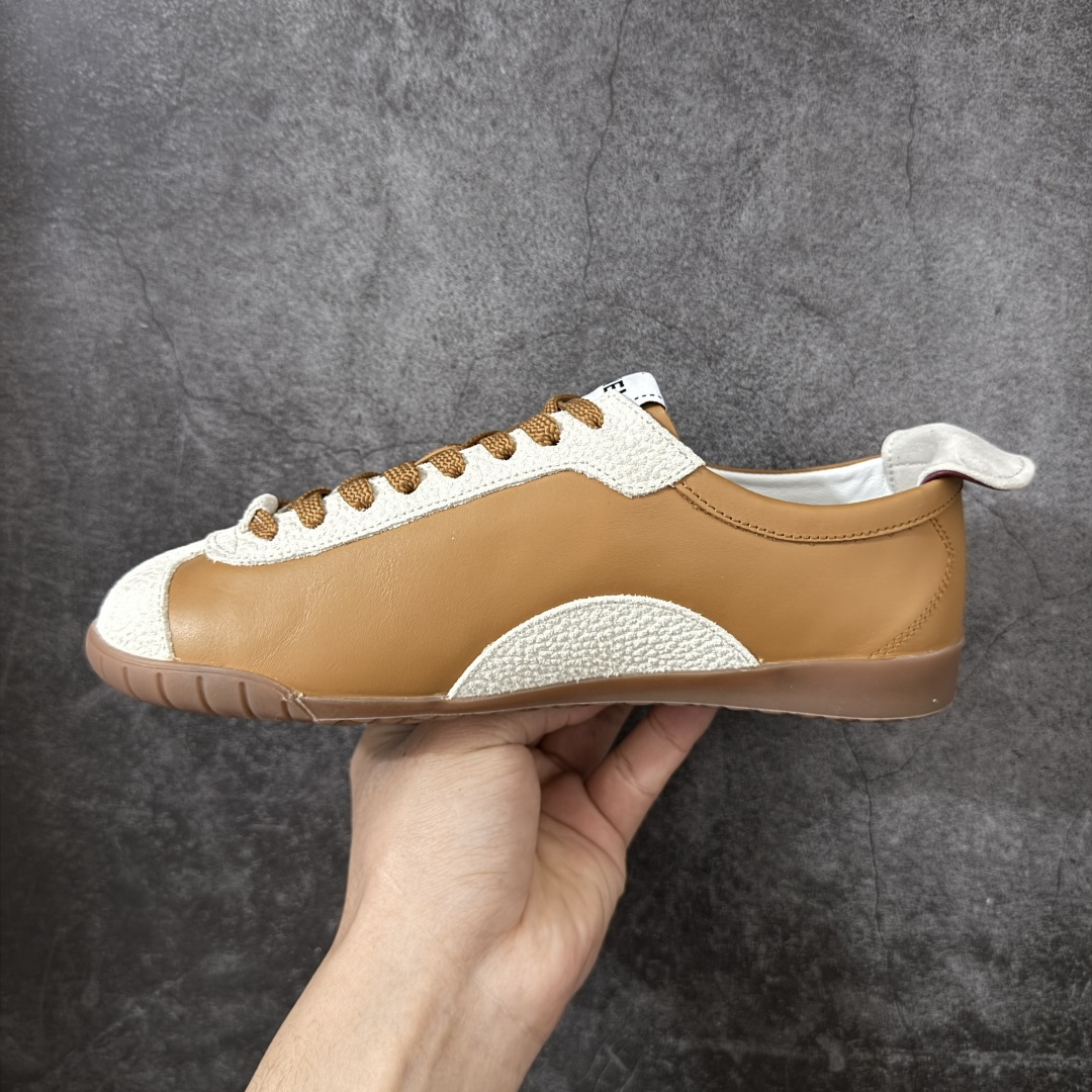 图片[2]-【莞顶礼盒版】CHANEL 26p 熊猫🐼德训鞋 2026年春夏系列的热门单品，凭借复古又简约的设计成为当季爆款，在时尚圈和消费者中都备受追捧 经典黑白配色，鞋身侧面印有标志性的双C Logo，兼具复古德训鞋的休闲感与香奈儿的高级质感。采用柔软的皮革拼接制作，上脚舒适，回归了久违的简约 一眼看上的肯定要get 舒适度极高适合遛娃通勤 高级质感，采用柔软的皮革拼接制作，上脚舒适，适合日常长时间穿着 全套原版礼盒包装，细节感爆棚！ 面料：进口高丝光牛反绒＋牛皮 内里：原版进口透气网 鞋底：原版开模T组合大底 尺码：35 36 37 38 39 40-选品中心