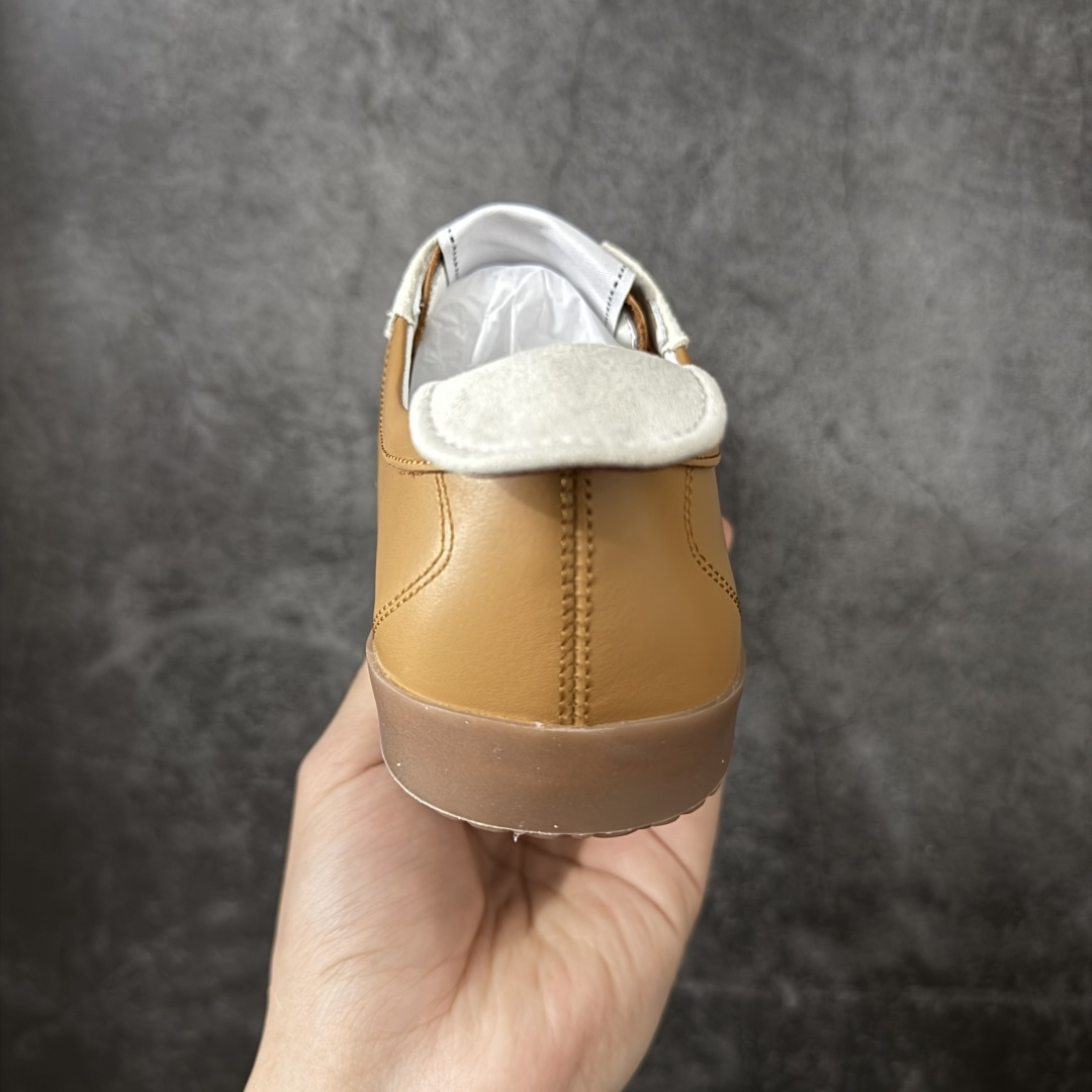 图片[4]-【莞顶礼盒版】CHANEL 26p 熊猫🐼德训鞋 2026年春夏系列的热门单品，凭借复古又简约的设计成为当季爆款，在时尚圈和消费者中都备受追捧 经典黑白配色，鞋身侧面印有标志性的双C Logo，兼具复古德训鞋的休闲感与香奈儿的高级质感。采用柔软的皮革拼接制作，上脚舒适，回归了久违的简约 一眼看上的肯定要get 舒适度极高适合遛娃通勤 高级质感，采用柔软的皮革拼接制作，上脚舒适，适合日常长时间穿着 全套原版礼盒包装，细节感爆棚！ 面料：进口高丝光牛反绒＋牛皮 内里：原版进口透气网 鞋底：原版开模T组合大底 尺码：35 36 37 38 39 40-选品中心