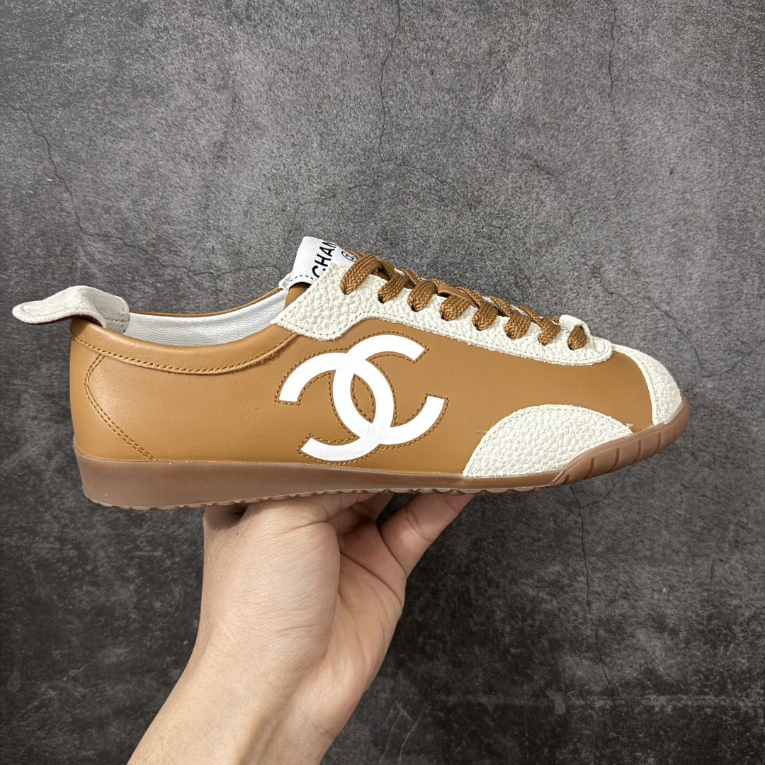 【莞顶礼盒版】CHANEL 26p 熊猫🐼德训鞋 2026年春夏系列的热门单品，凭借复古又简约的设计成为当季爆款，在时尚圈和消费者中都备受追捧 经典黑白配色，鞋身侧面印有标志性的双C Logo，兼具复古德训鞋的休闲感与香奈儿的高级质感。采用柔软的皮革拼接制作，上脚舒适，回归了久违的简约 一眼看上的肯定要get 舒适度极高适合遛娃通勤 高级质感，采用柔软的皮革拼接制作，上脚舒适，适合日常长时间穿着 全套原版礼盒包装，细节感爆棚！ 面料：进口高丝光牛反绒＋牛皮 内里：原版进口透气网 鞋底：原版开模T组合大底 尺码：35 36 37 38 39 40-选品中心